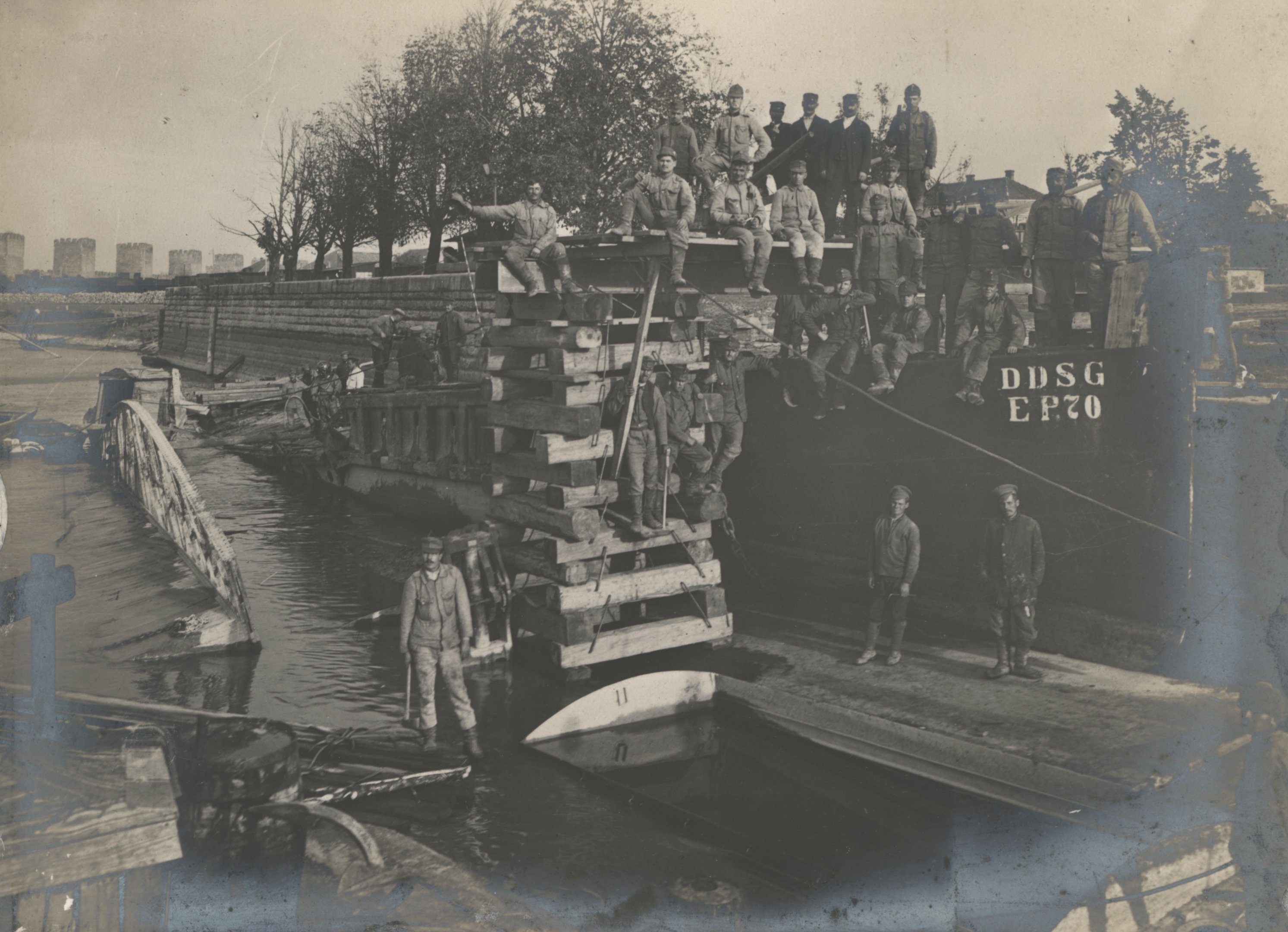 A DDSG EP. 70-es hajó kiemelése 1916. november. A lékek szigetelése búvármunka segítségével (Magyar Környezetvédelmi és Vízügyi Múzeum - Duna Múzeum CC BY-NC-SA)