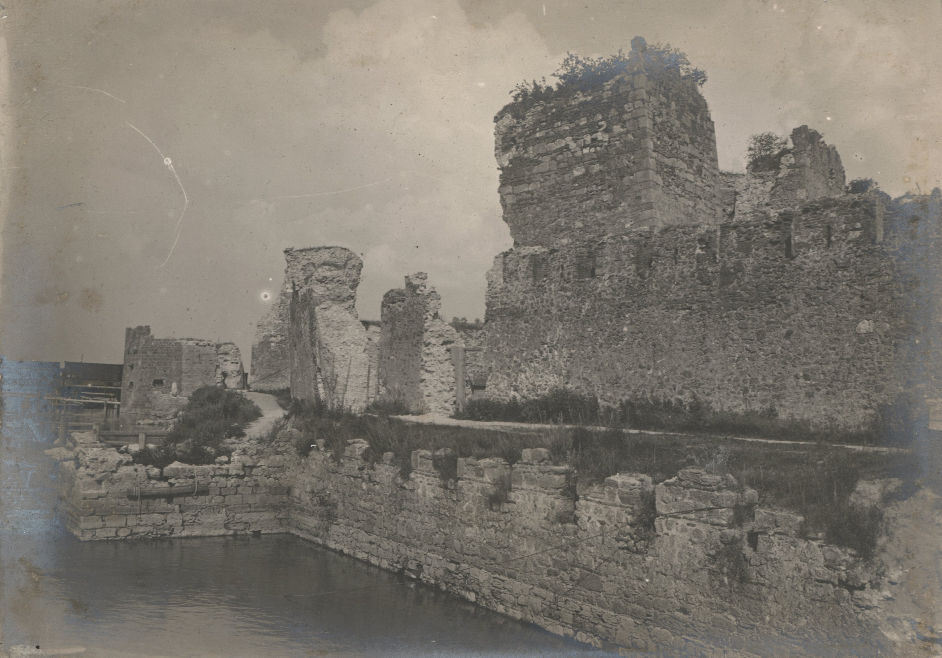 Ágyúval megsemmisített erőd fala Szendrőn, 1915. október 9. (Magyar Környezetvédelmi és Vízügyi Múzeum - Duna Múzeum CC BY-NC-SA)