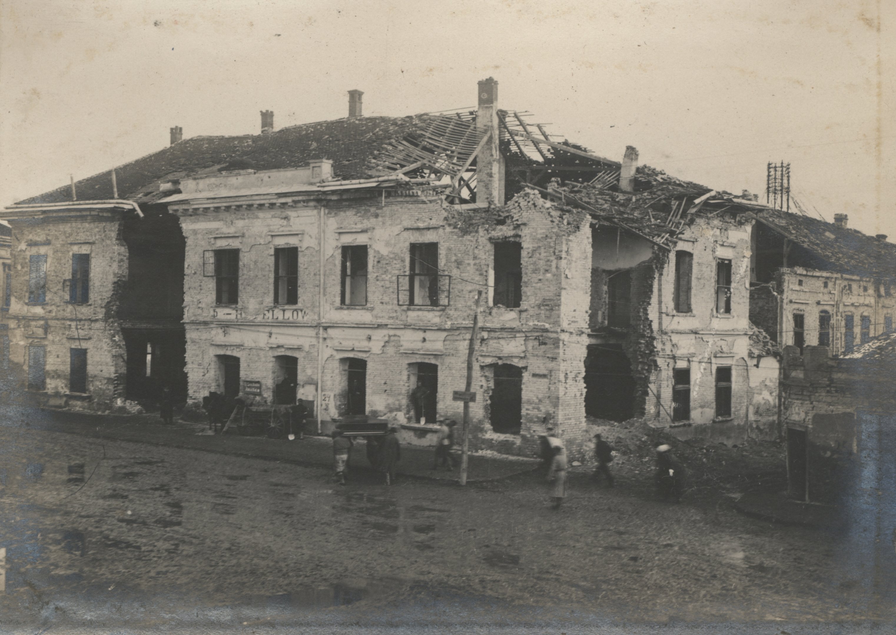 A németek által lebombázott hotel Szendrőn (Magyar Környezetvédelmi és Vízügyi Múzeum - Duna Múzeum CC BY-NC-SA)