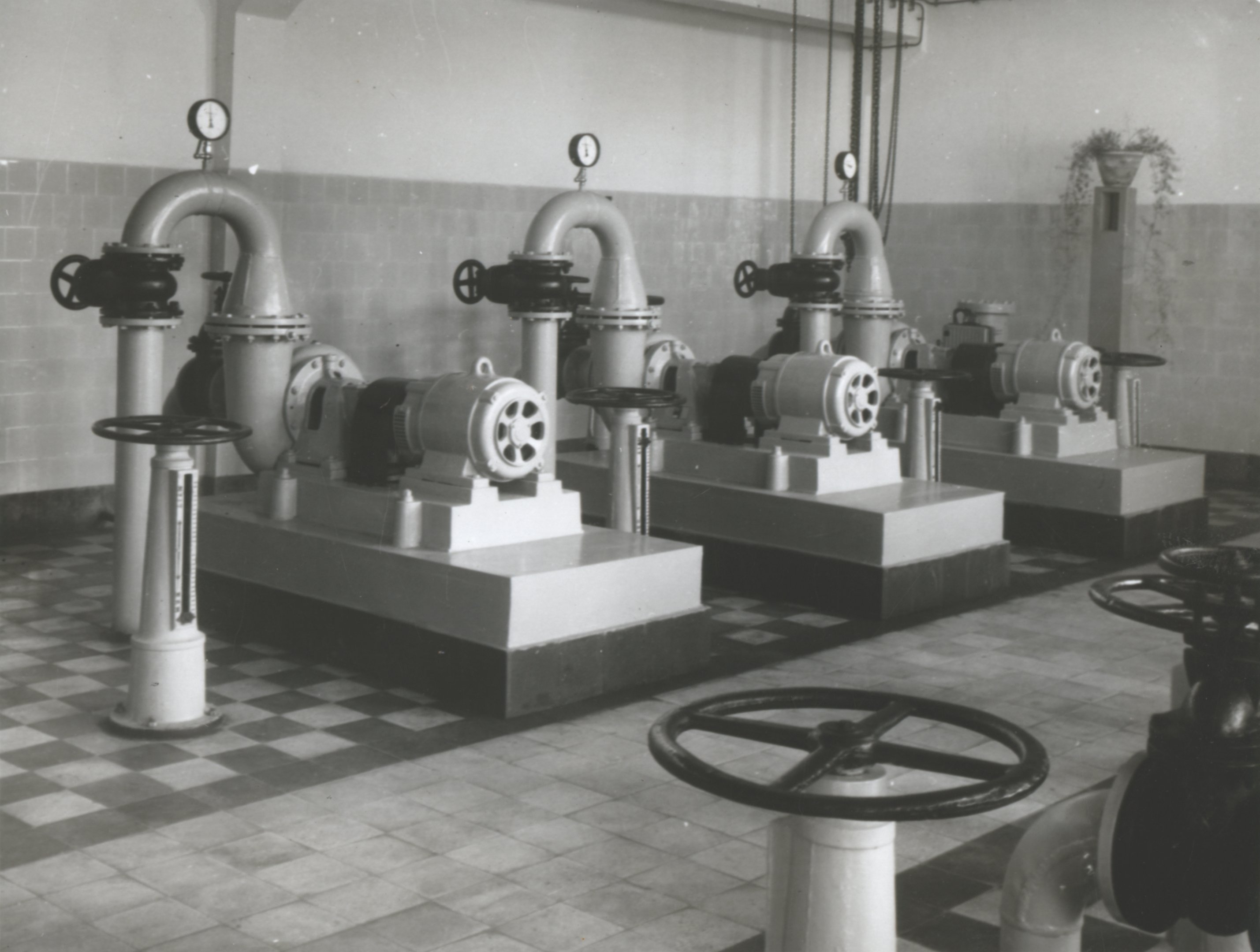 Nyomásfokozó szivattyúk a gépteremben (Magyar Környezetvédelmi és Vízügyi Múzeum - Duna Múzeum CC BY-NC-SA)