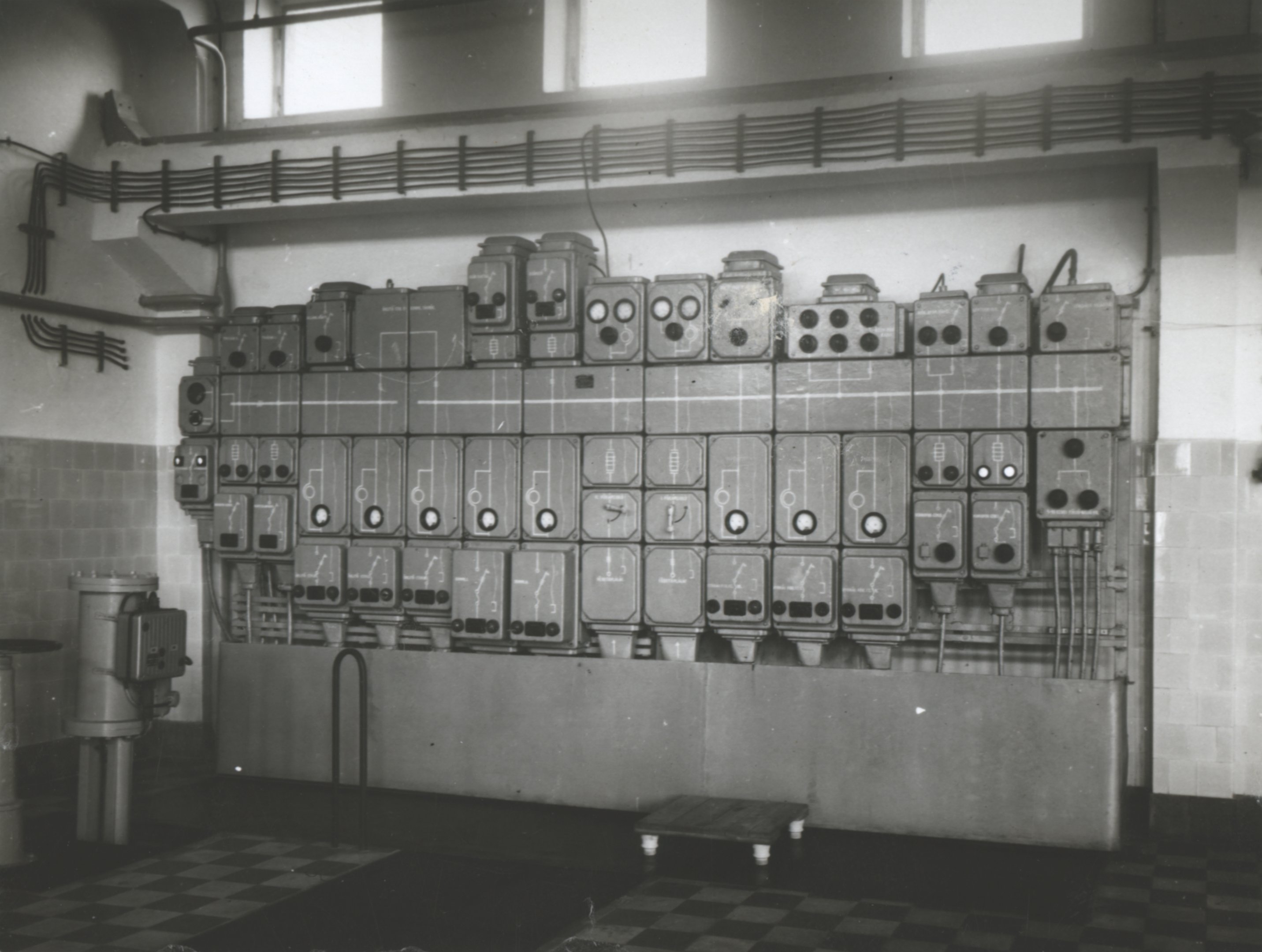 Elektromos tokozott elosztó berendezés a gépteremben (Magyar Környezetvédelmi és Vízügyi Múzeum - Duna Múzeum CC BY-NC-SA)