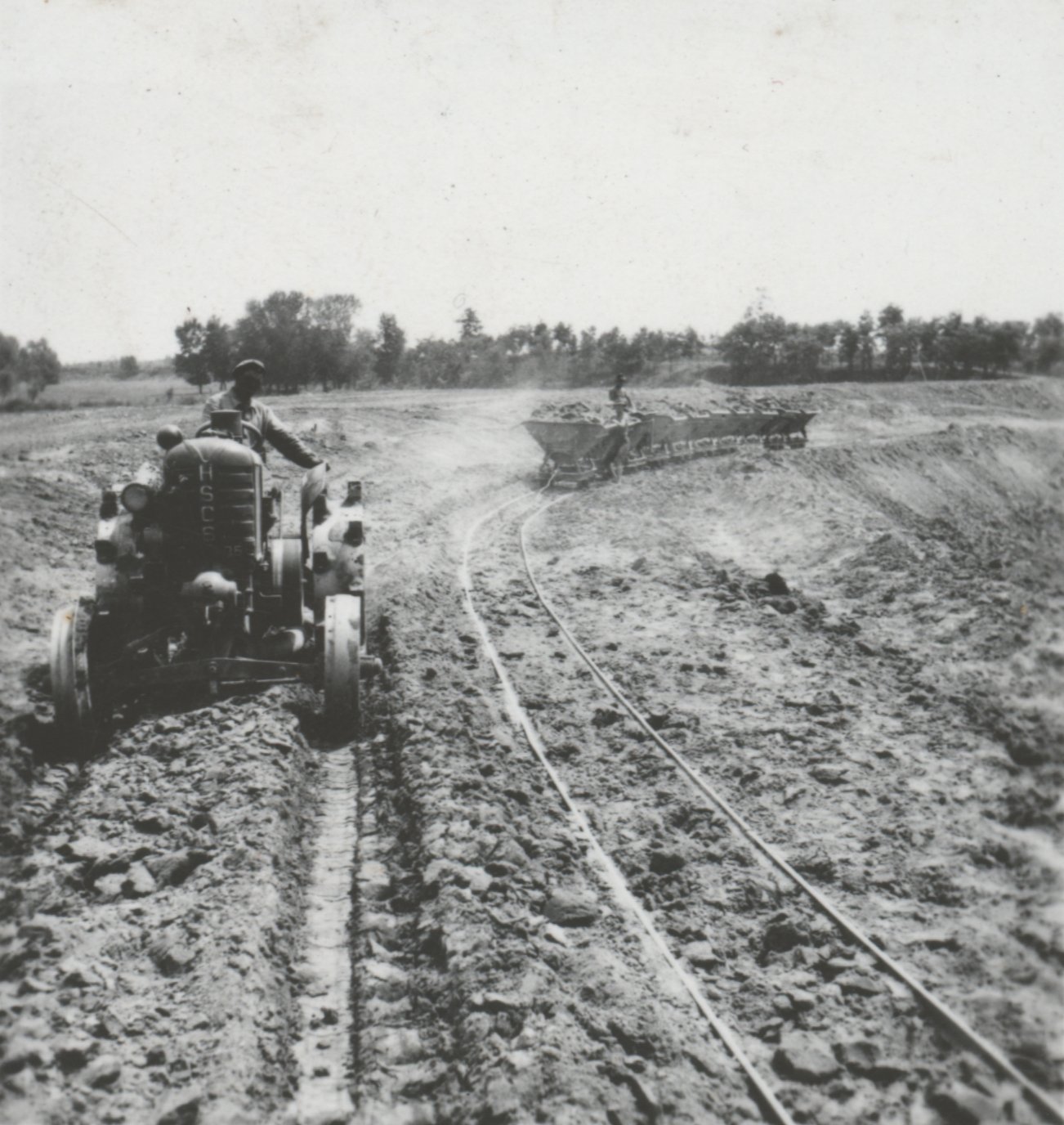 Csillék felvontatása a depóniára traktorral (Magyar Környezetvédelmi és Vízügyi Múzeum - Duna Múzeum CC BY-NC-SA)