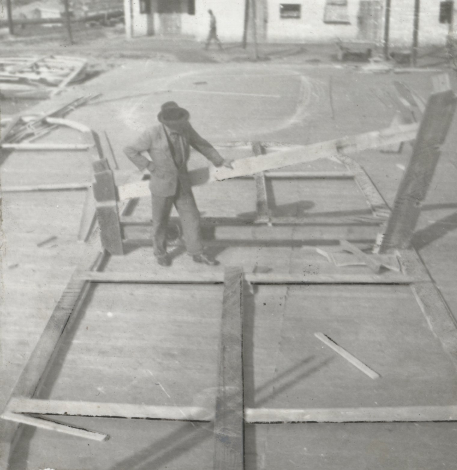 A vízerőmű szívócsatornája mintadeszkázatának egyik szeletét kezdik összeállítani az ácstelepen, 1951. szeptember hó (Magyar Környezetvédelmi és Vízügyi Múzeum - Duna Múzeum CC BY-NC-SA)