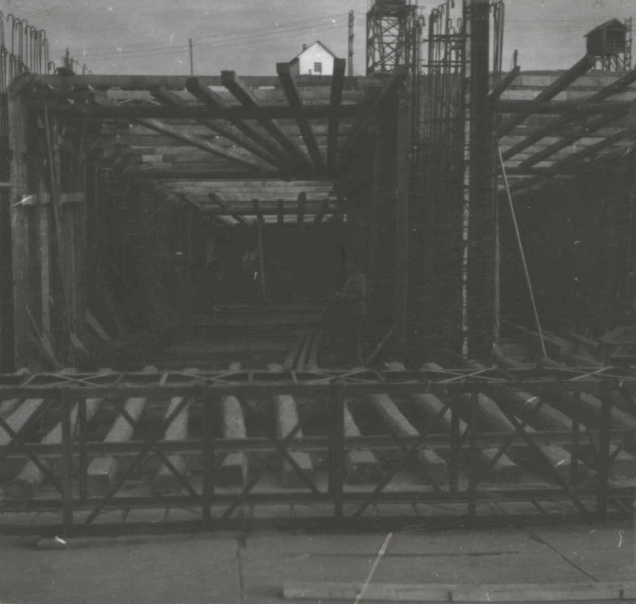 A vízerőmű egyik szívócsatornája mintadeszkázatának beállítása a beépítés helyén (Magyar Környezetvédelmi és Vízügyi Múzeum - Duna Múzeum CC BY-NC-SA)