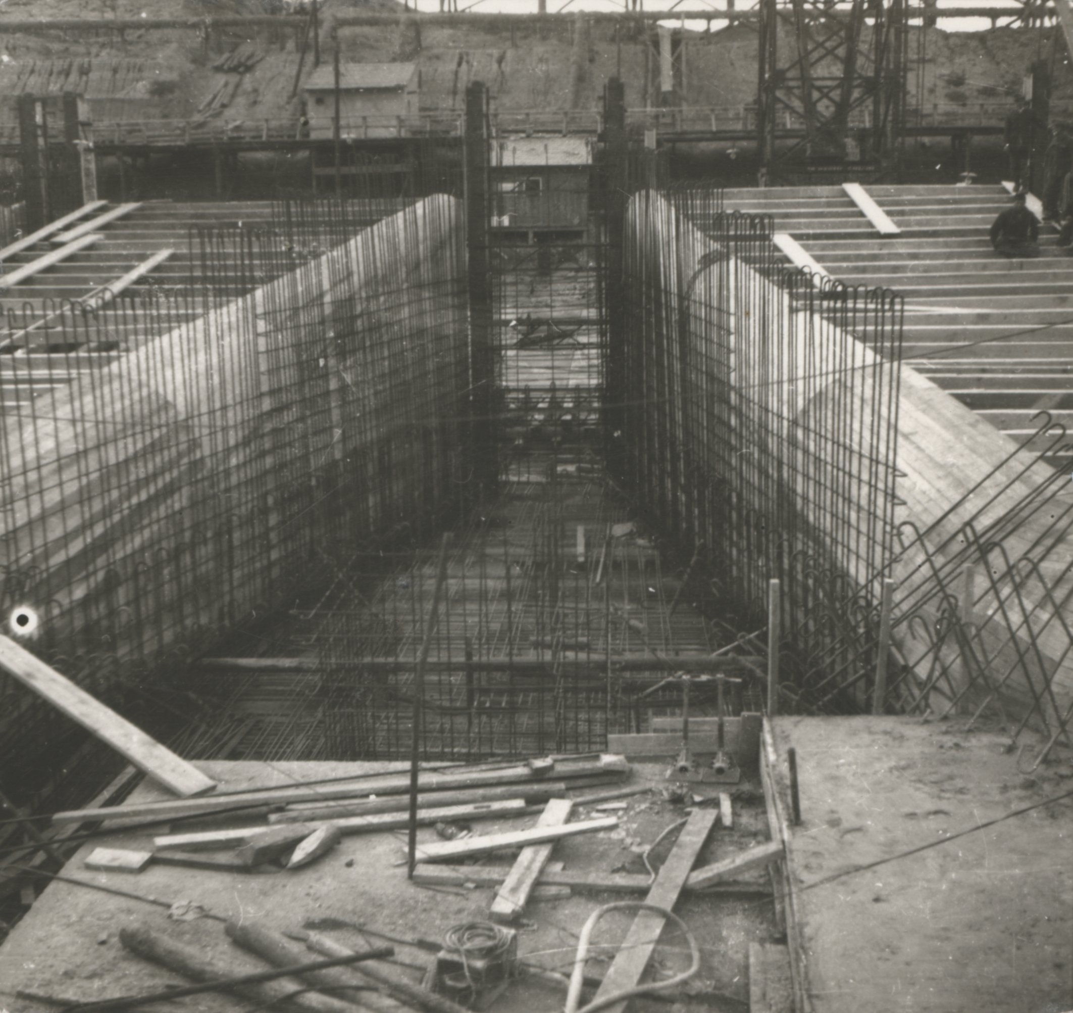 Vízerőmű - Két szívócsatorna közötti elválasztó betontömb vasszerelése (Magyar Környezetvédelmi és Vízügyi Múzeum - Duna Múzeum CC BY-NC-SA)
