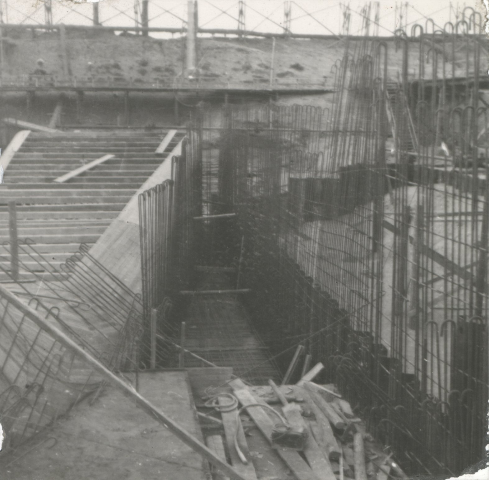 A vízerőmű jobboldali szívócsatornája és a duzzasztómű közötti betontömb vasszerelése az elválasztó Larssen-fallal (Magyar Környezetvédelmi és Vízügyi Múzeum - Duna Múzeum CC BY-NC-SA)