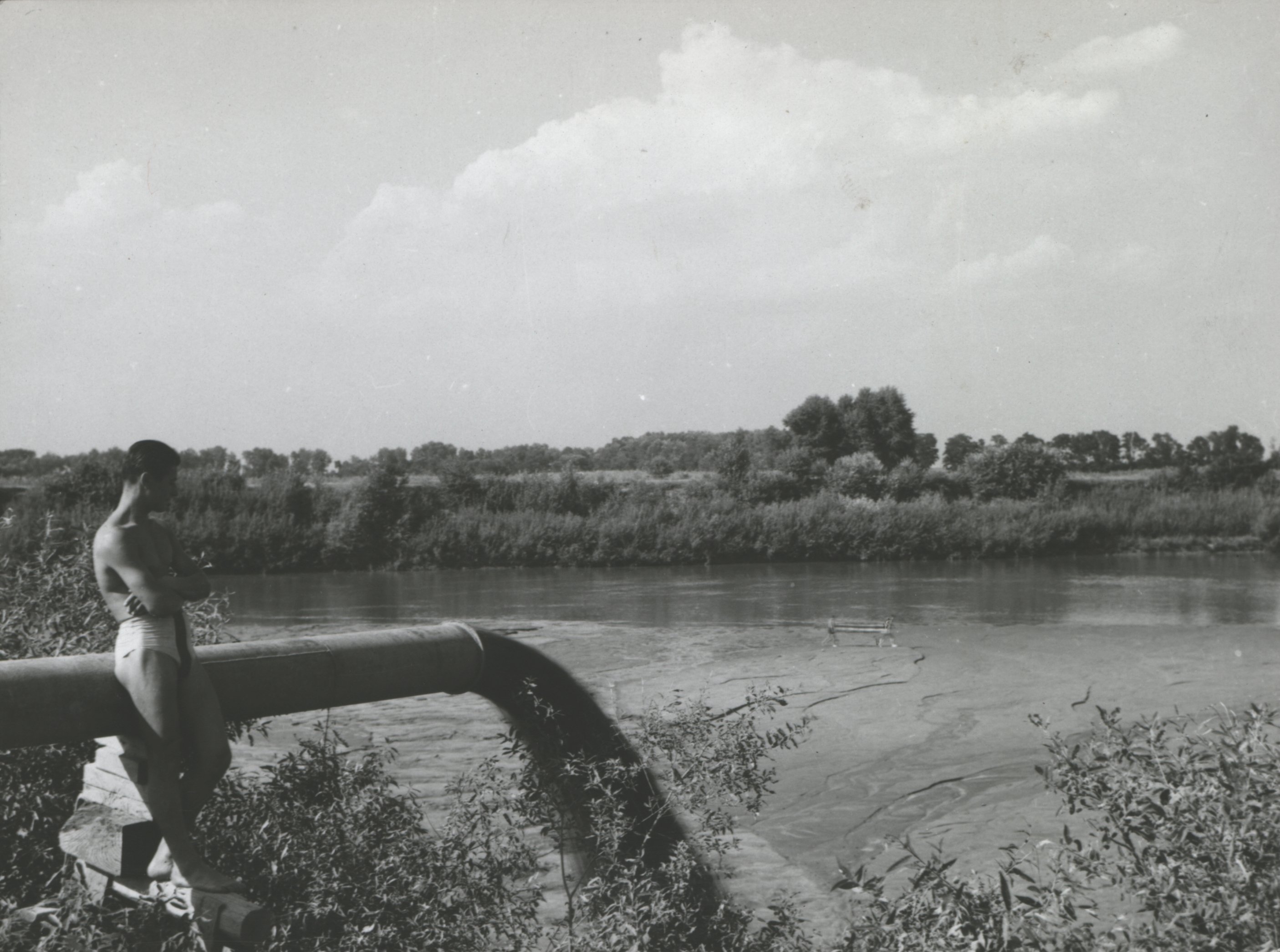 Az úszókotrók zagyát nyomócsövön az elzárandó Tisza-mederbe nyomják (Magyar Környezetvédelmi és Vízügyi Múzeum - Duna Múzeum CC BY-NC-SA)