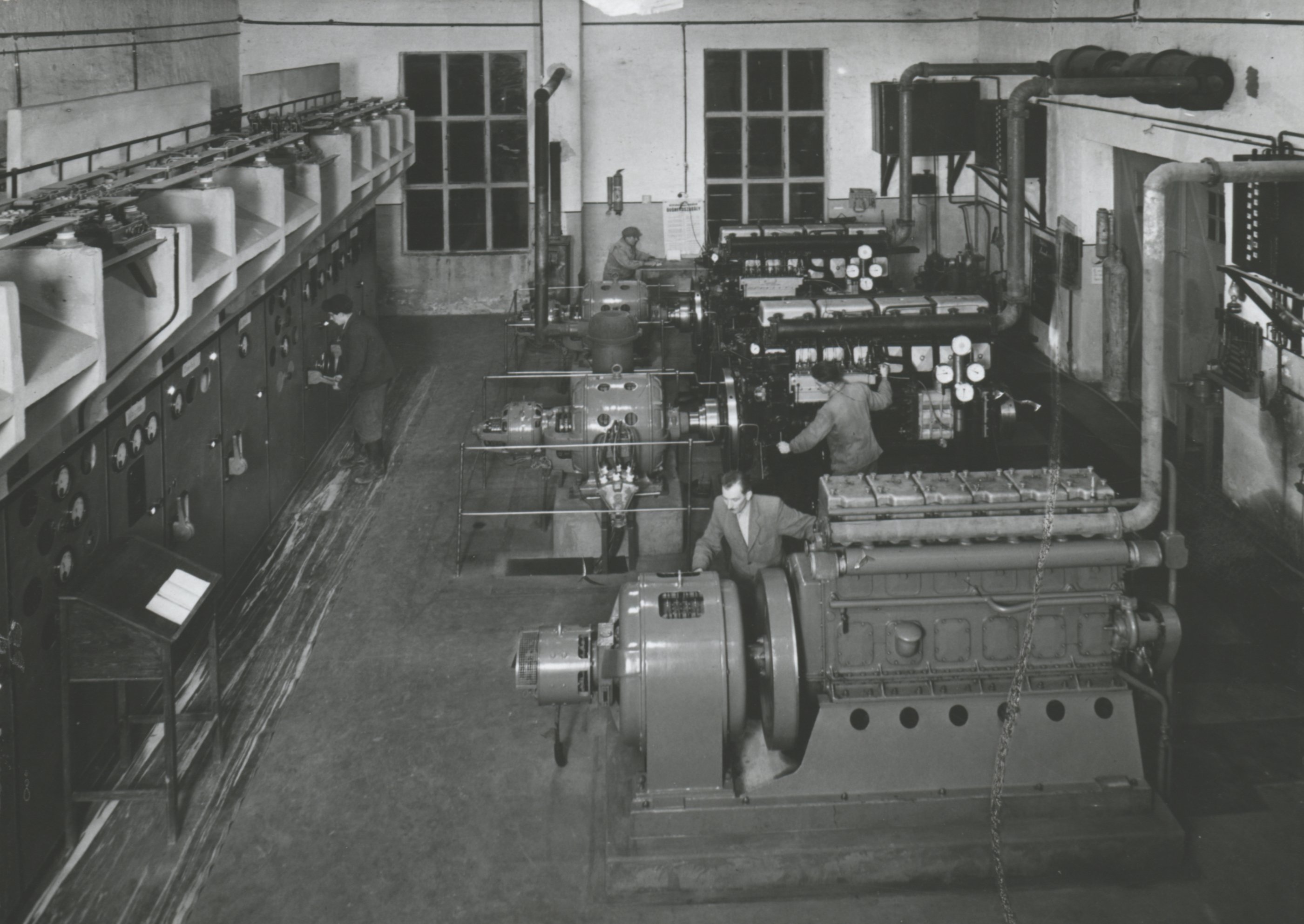 A tiszalöki munkahely erőtelepe nyersolajmotorral és kapcsolótáblákkal (Magyar Környezetvédelmi és Vízügyi Múzeum - Duna Múzeum CC BY-NC-SA)