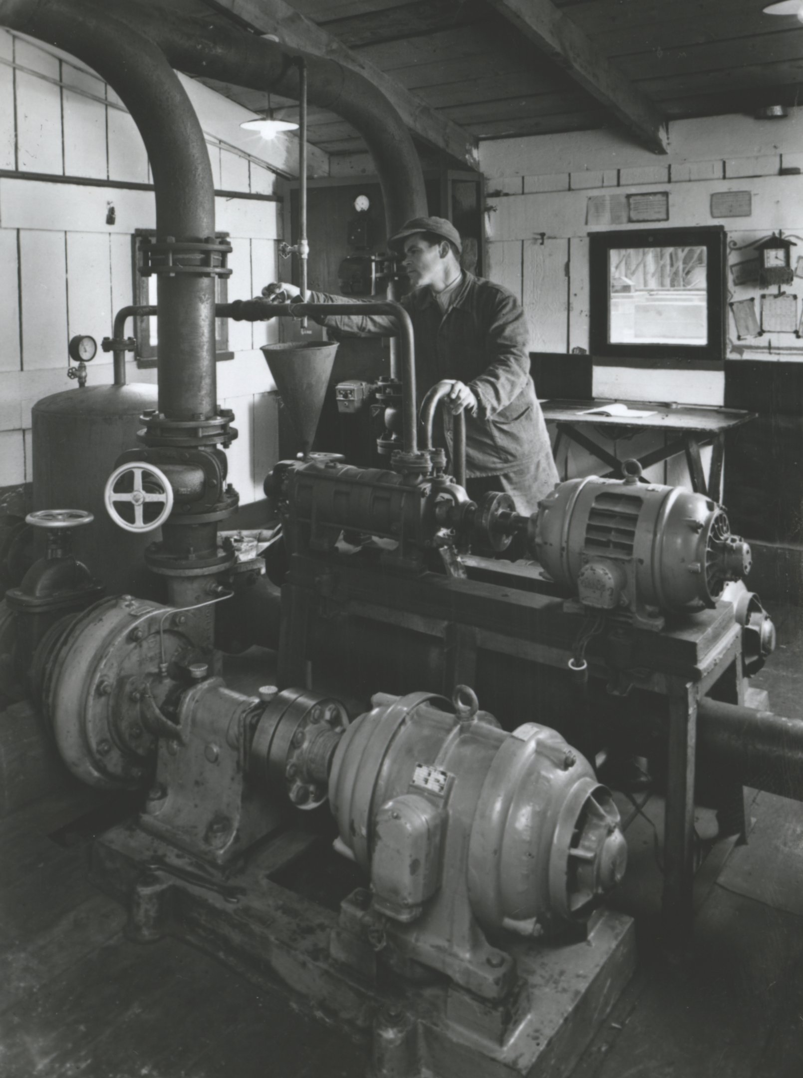 A talajvízszintsüllyesztés egyik gépháza két centrifugál és egy vácuum szivattyúval (Magyar Környezetvédelmi és Vízügyi Múzeum - Duna Múzeum CC BY-NC-SA)