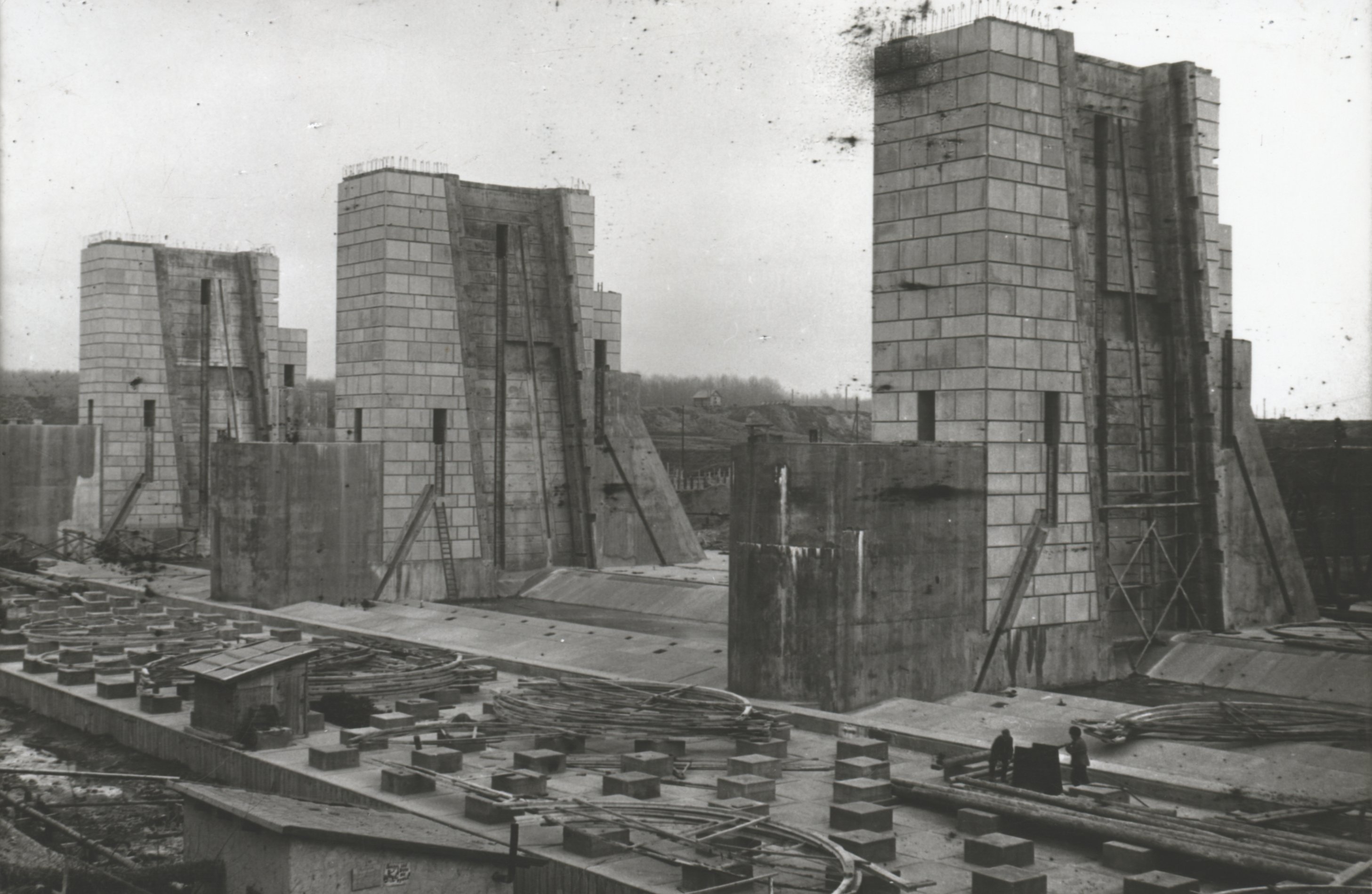 Duzzasztómű pillérek az alvízi oldalról nézve, előtérben az utófenék energiatörő kockáival (Magyar Környezetvédelmi és Vízügyi Múzeum - Duna Múzeum CC BY-NC-SA)