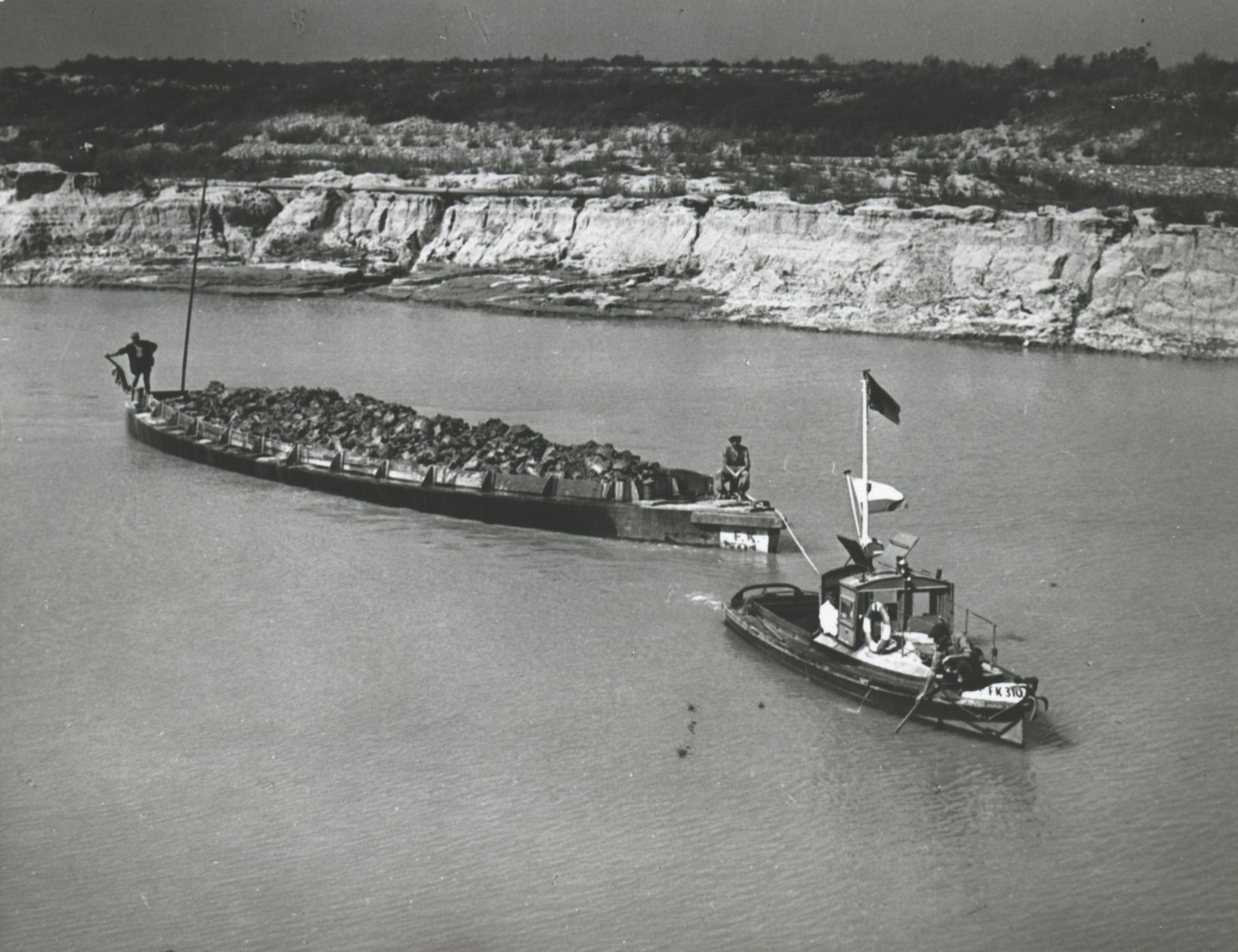 A sárhajó vontatása a felvízen (Magyar Környezetvédelmi és Vízügyi Múzeum - Duna Múzeum CC BY-NC-SA)