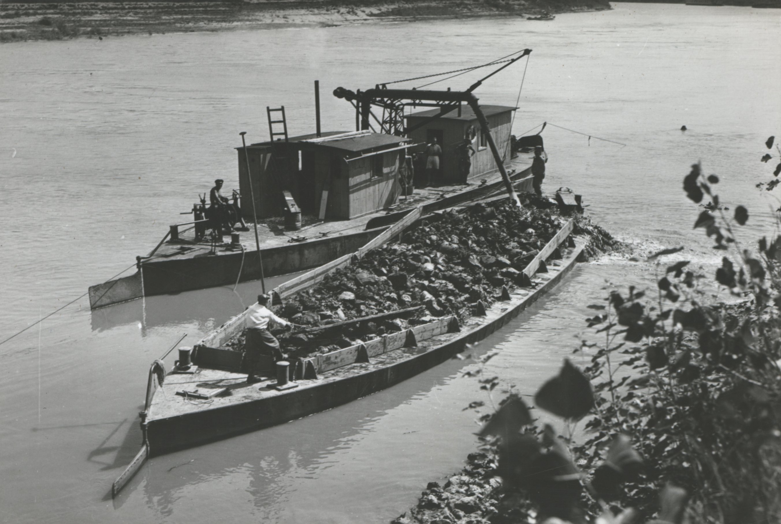 A sárhajó ürítése a holt mederbe vízsugárral (Magyar Környezetvédelmi és Vízügyi Múzeum - Duna Múzeum CC BY-NC-SA)