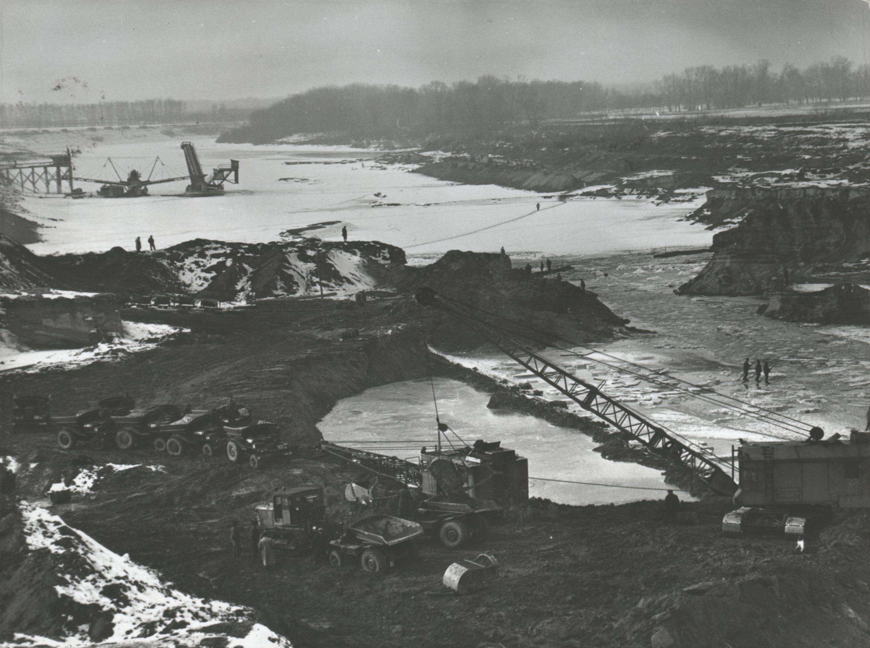 1954. január-februárjában a vízlépcső alvízi öblözetében, fagyos időben végzik az átmetszés földmunkáját (Magyar Környezetvédelmi és Vízügyi Múzeum - Duna Múzeum CC BY-NC-SA)