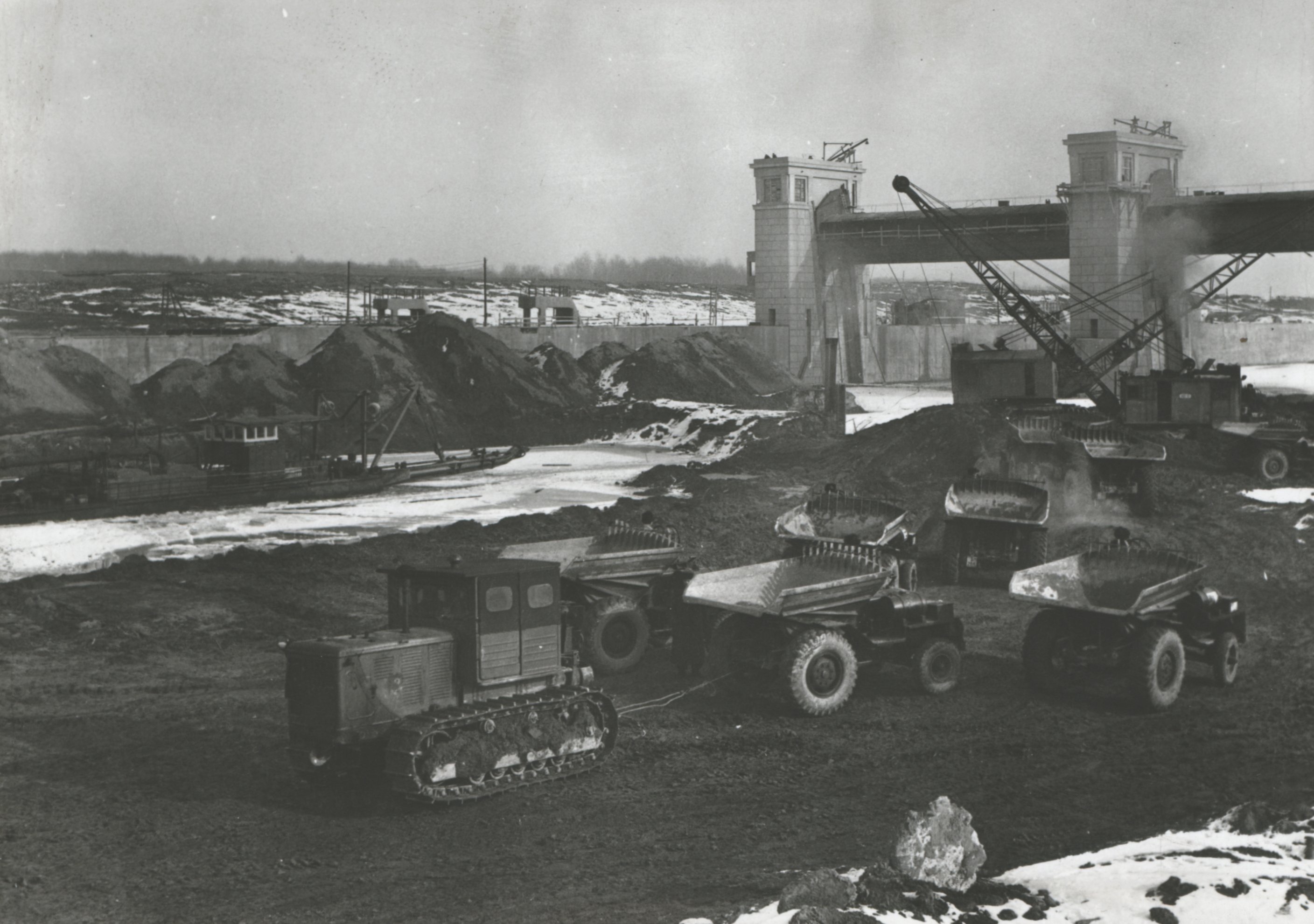 1954. január-februárjában a vízlépcső alvízi öblözetében, fagyos időben végzik az átmetszés földmunkáját (Magyar Környezetvédelmi és Vízügyi Múzeum - Duna Múzeum CC BY-NC-SA)