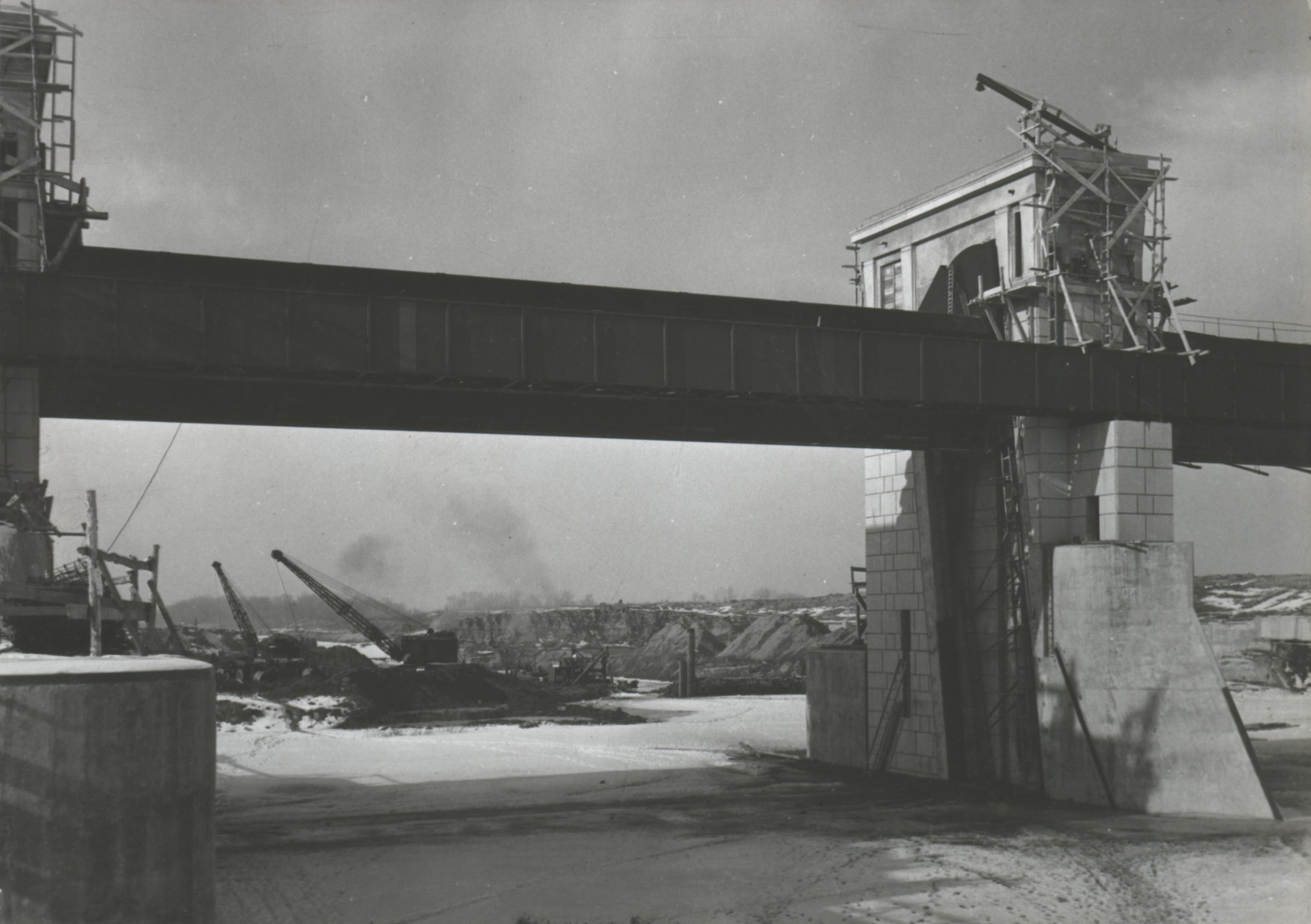1954. január-februárjában mínusz 20-25 0C hidegben befagyott az új Tisza-meder (Magyar Környezetvédelmi és Vízügyi Múzeum - Duna Múzeum CC BY-NC-SA)