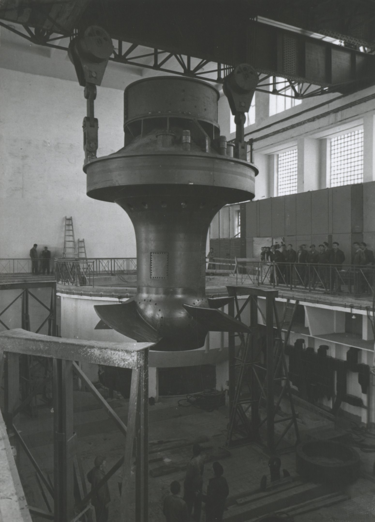 A vízerőmű egyik turbináját daruval viszik a beépítés helyére (Magyar Környezetvédelmi és Vízügyi Múzeum - Duna Múzeum CC BY-NC-SA)