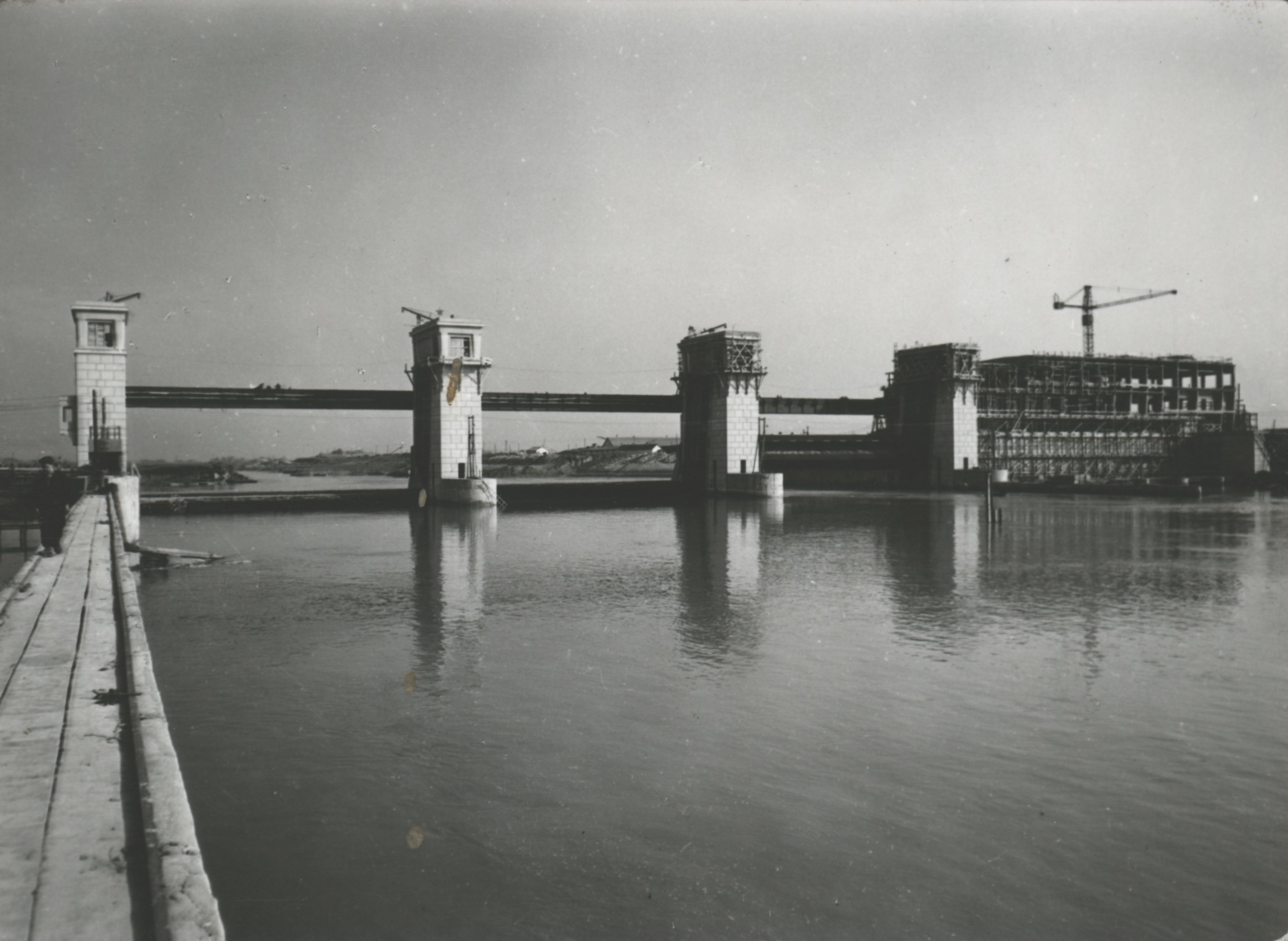 A duzzasztómű építés befejezés előtt a felvíz felől nézve (Magyar Környezetvédelmi és Vízügyi Múzeum - Duna Múzeum CC BY-NC-SA)