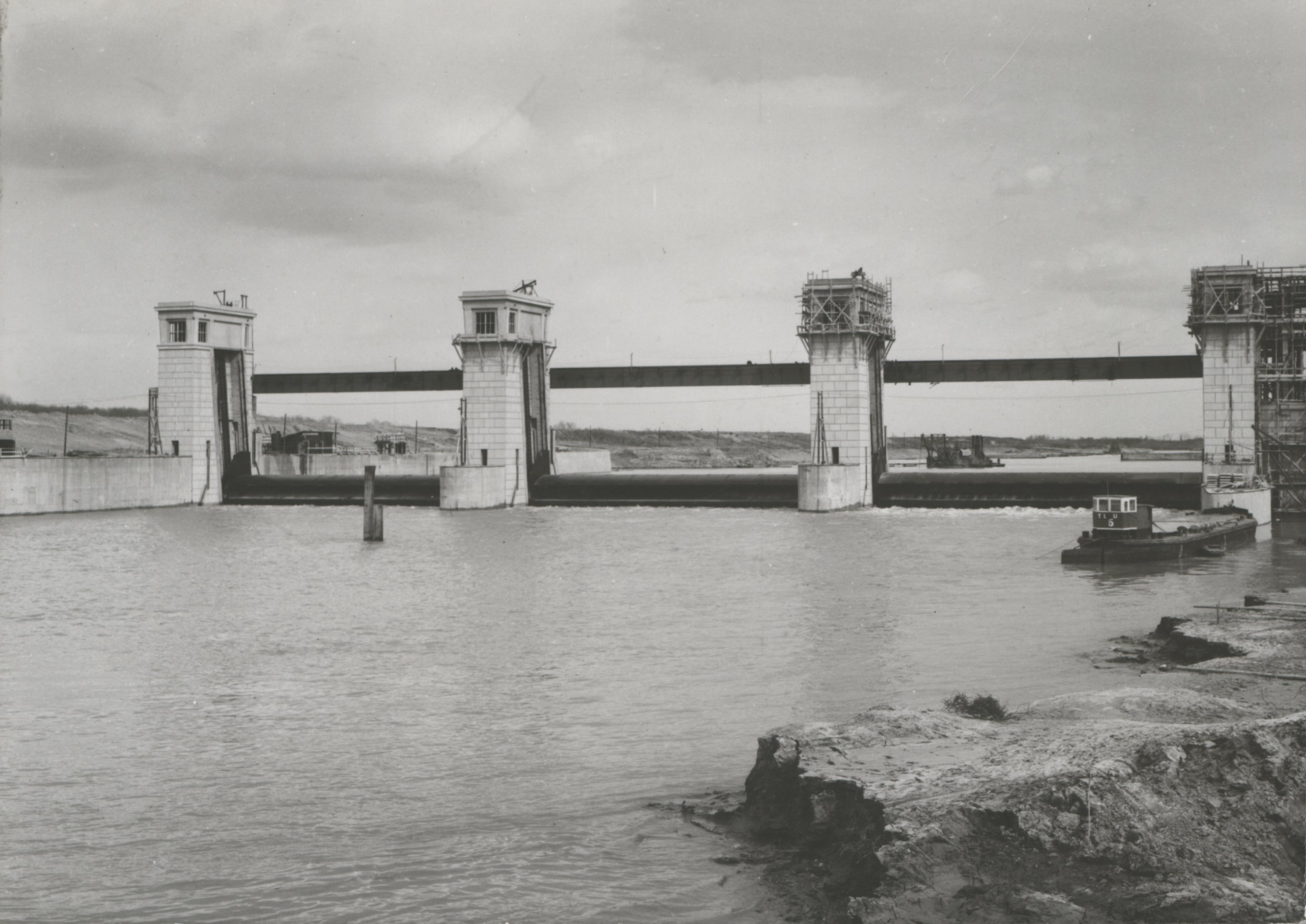 1954. tavaszán a Tisza vize részben már az új mederben folyik, a duzzasztótáblák alatt átbocsátva (Magyar Környezetvédelmi és Vízügyi Múzeum - Duna Múzeum CC BY-NC-SA)