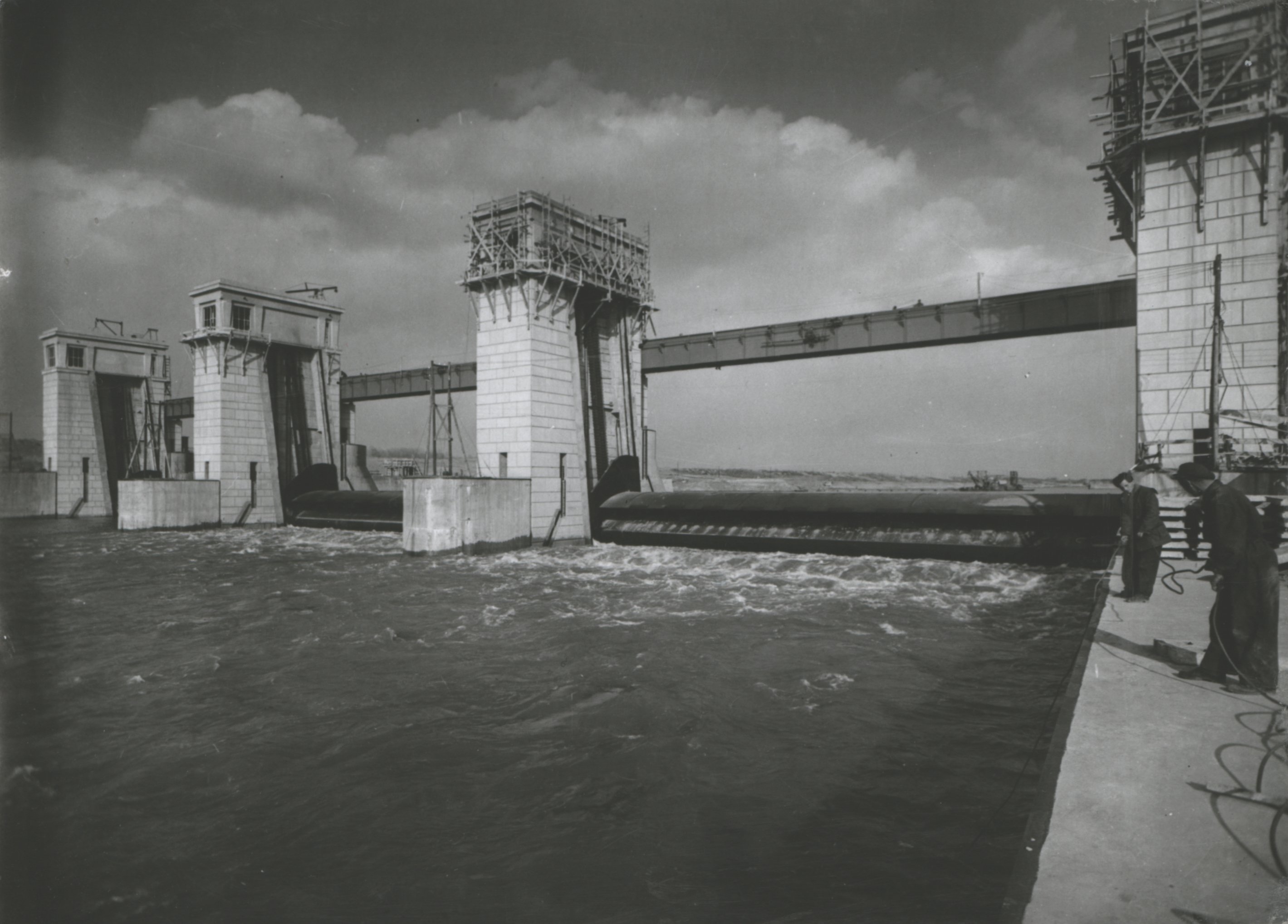 1954. tavaszán a Tisza vize részben már az új mederben folyik, a duzzasztótáblák alatt átbocsátva (Magyar Környezetvédelmi és Vízügyi Múzeum - Duna Múzeum CC BY-NC-SA)