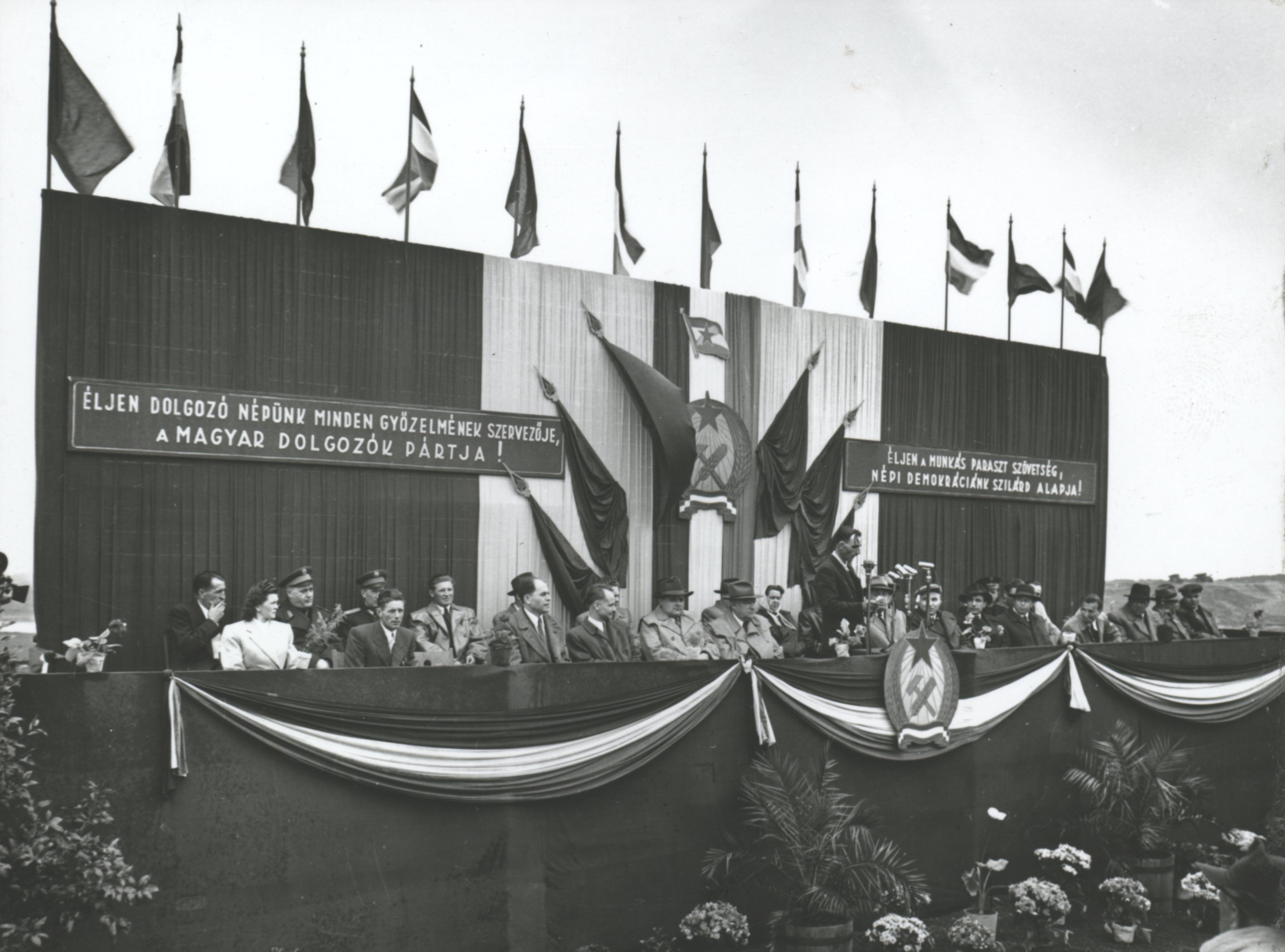 A tiszalöki duzzasztómű ünnepélyes üzembehelyezése 1954. május 9-én (Magyar Környezetvédelmi és Vízügyi Múzeum - Duna Múzeum CC BY-NC-SA)