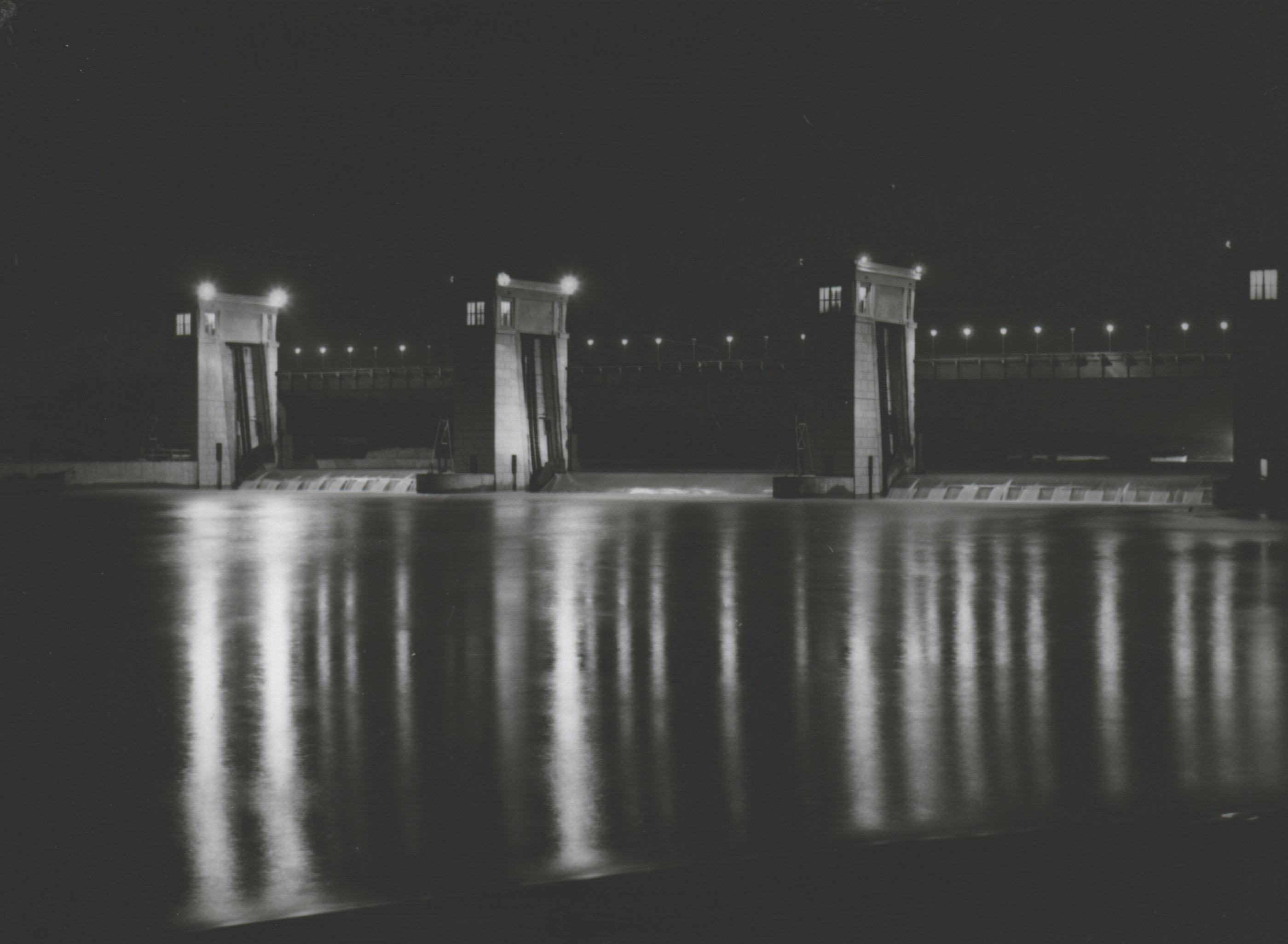 A duzzasztómű éjjel kivilágítva (Magyar Környezetvédelmi és Vízügyi Múzeum - Duna Múzeum CC BY-NC-SA)