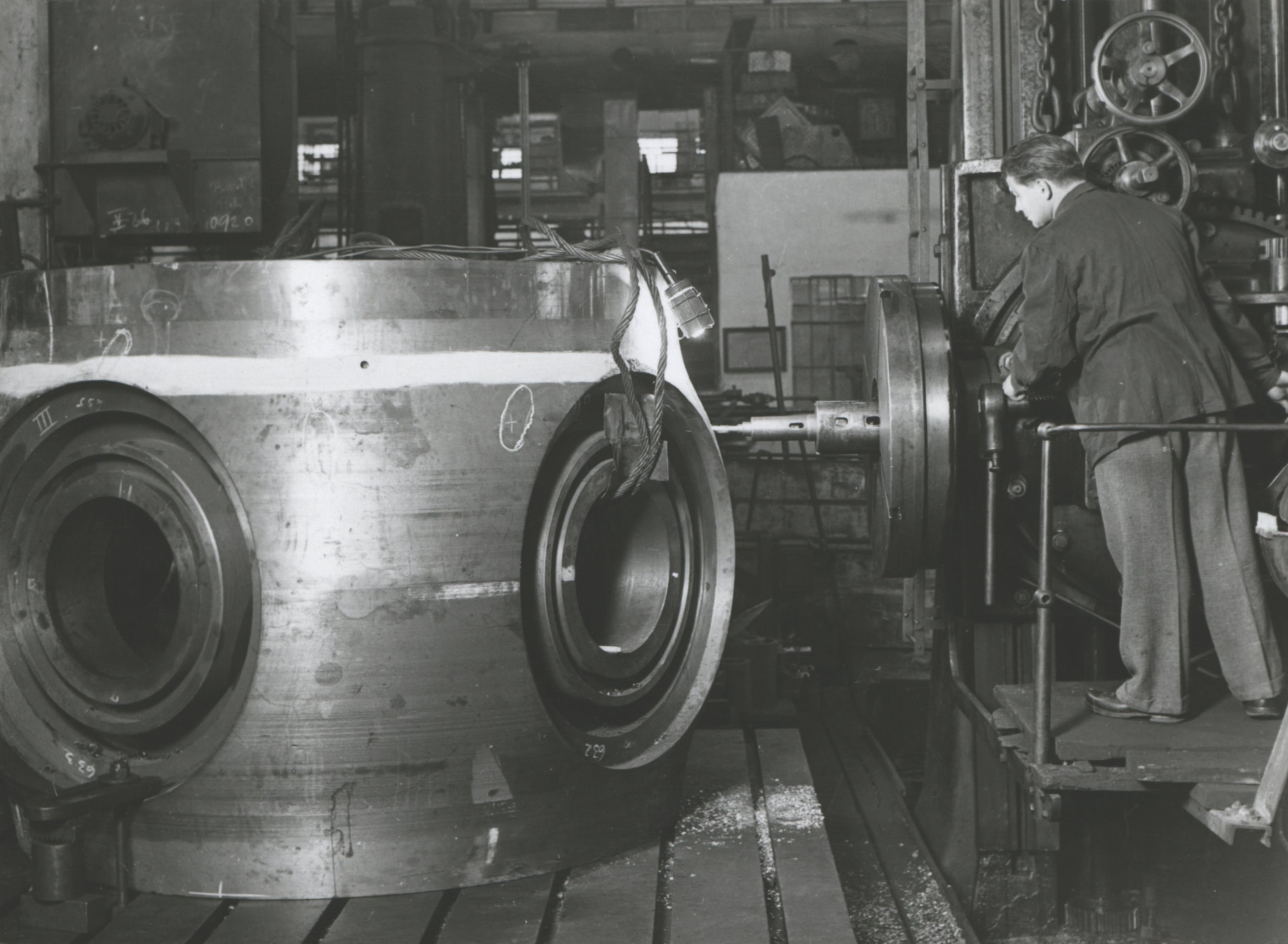 A vízerőmű egyik turbinájának gyártása a Ganz gyárban (Magyar Környezetvédelmi és Vízügyi Múzeum - Duna Múzeum CC BY-NC-SA)
