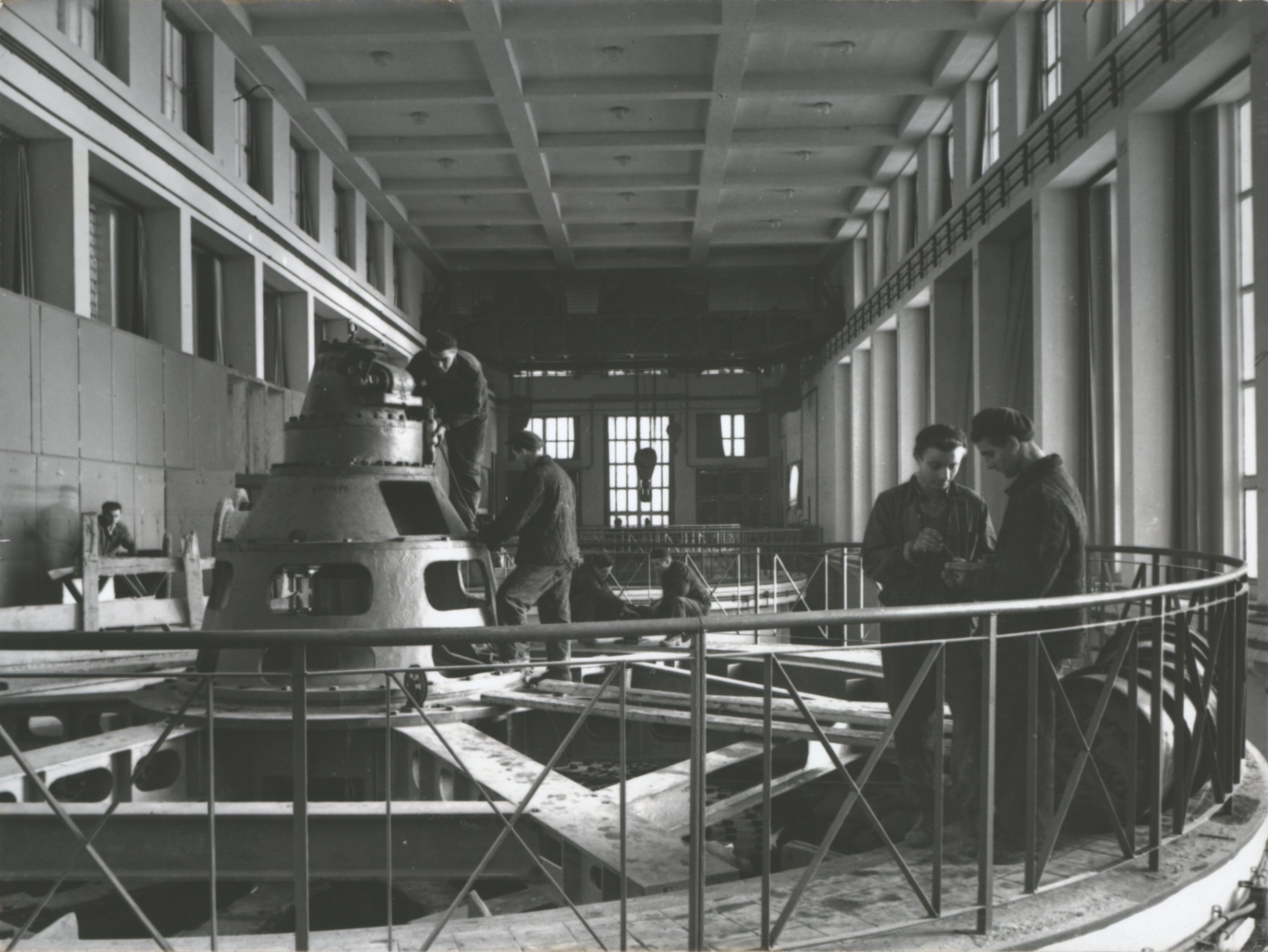 A vízerőmű egyik gépegységének szerelése (Magyar Környezetvédelmi és Vízügyi Múzeum - Duna Múzeum CC BY-NC-SA)