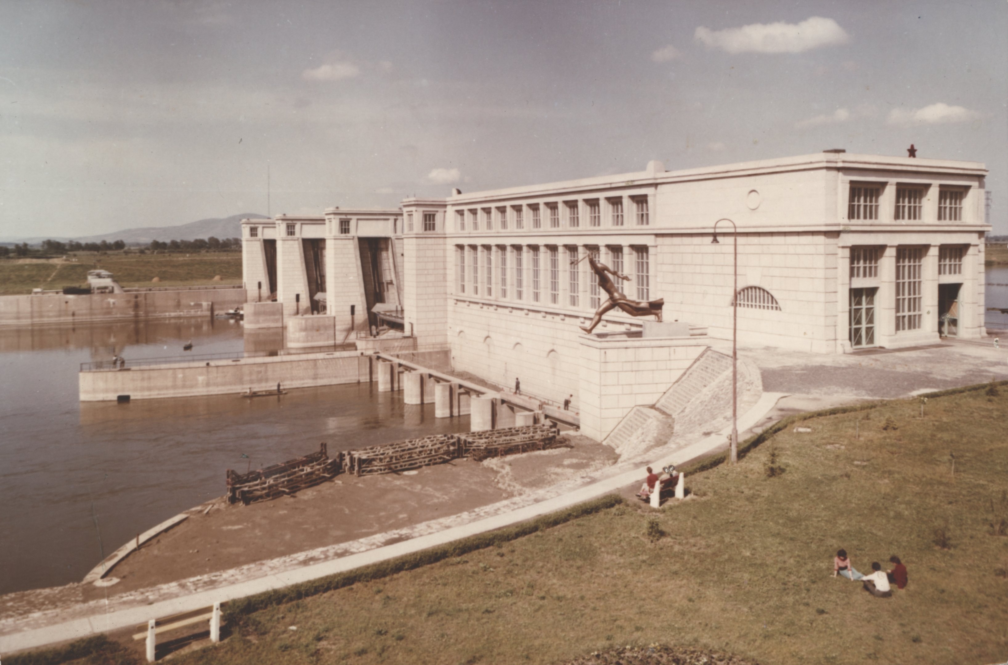 A Tiszalöki Vízlépcső - Előtérben a vízerőmű (Magyar Környezetvédelmi és Vízügyi Múzeum - Duna Múzeum CC BY-NC-SA)