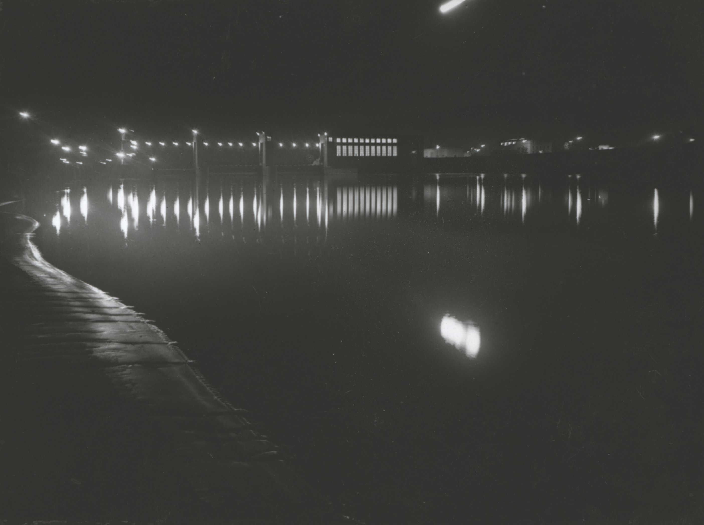 A Tiszalöki Vízlépcső éjjel, kivilágítva (Magyar Környezetvédelmi és Vízügyi Múzeum - Duna Múzeum CC BY-NC-SA)