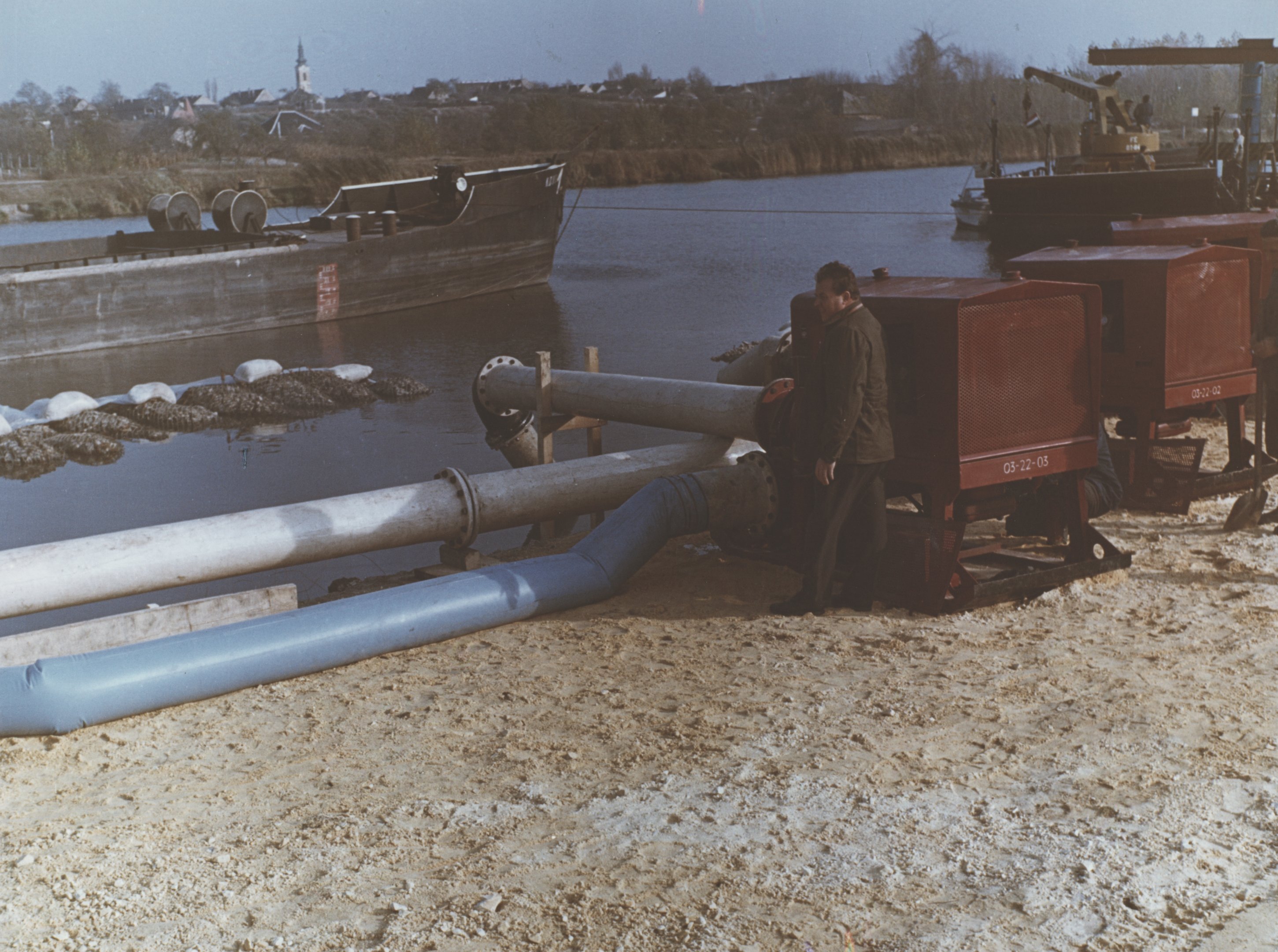 Pajtás VI. F típusú belvízvédelmi szivattyús gépcsoport graboplán-tömlő nyomóoldallal (Magyar Környezetvédelmi és Vízügyi Múzeum - Duna Múzeum CC BY-NC-SA)