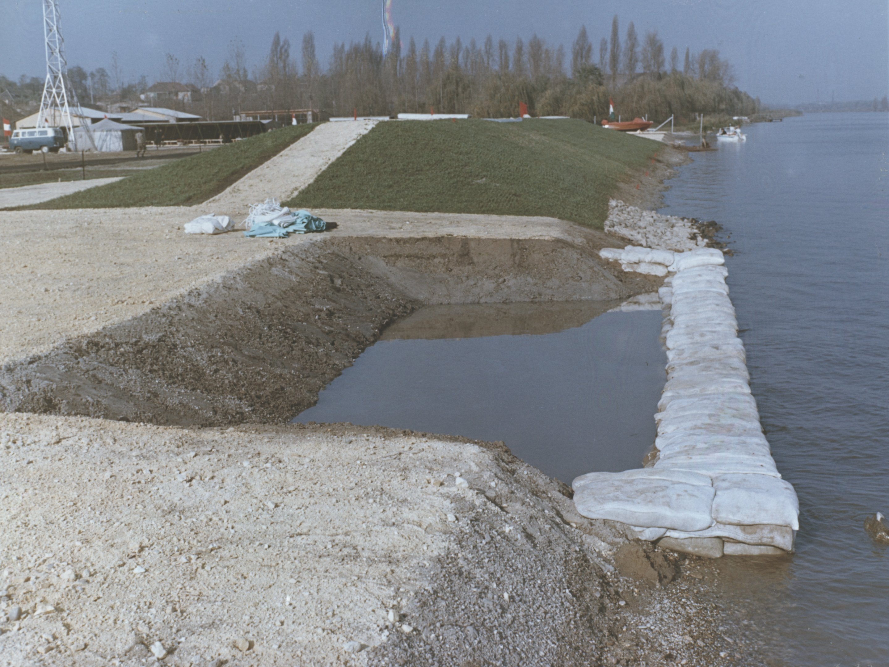 Műanyagzsákok árvízvédelmi alkalmazása, háttérben töltés hullámverés elleni védelme (Magyar Környezetvédelmi és Vízügyi Múzeum - Duna Múzeum CC BY-NC-SA)
