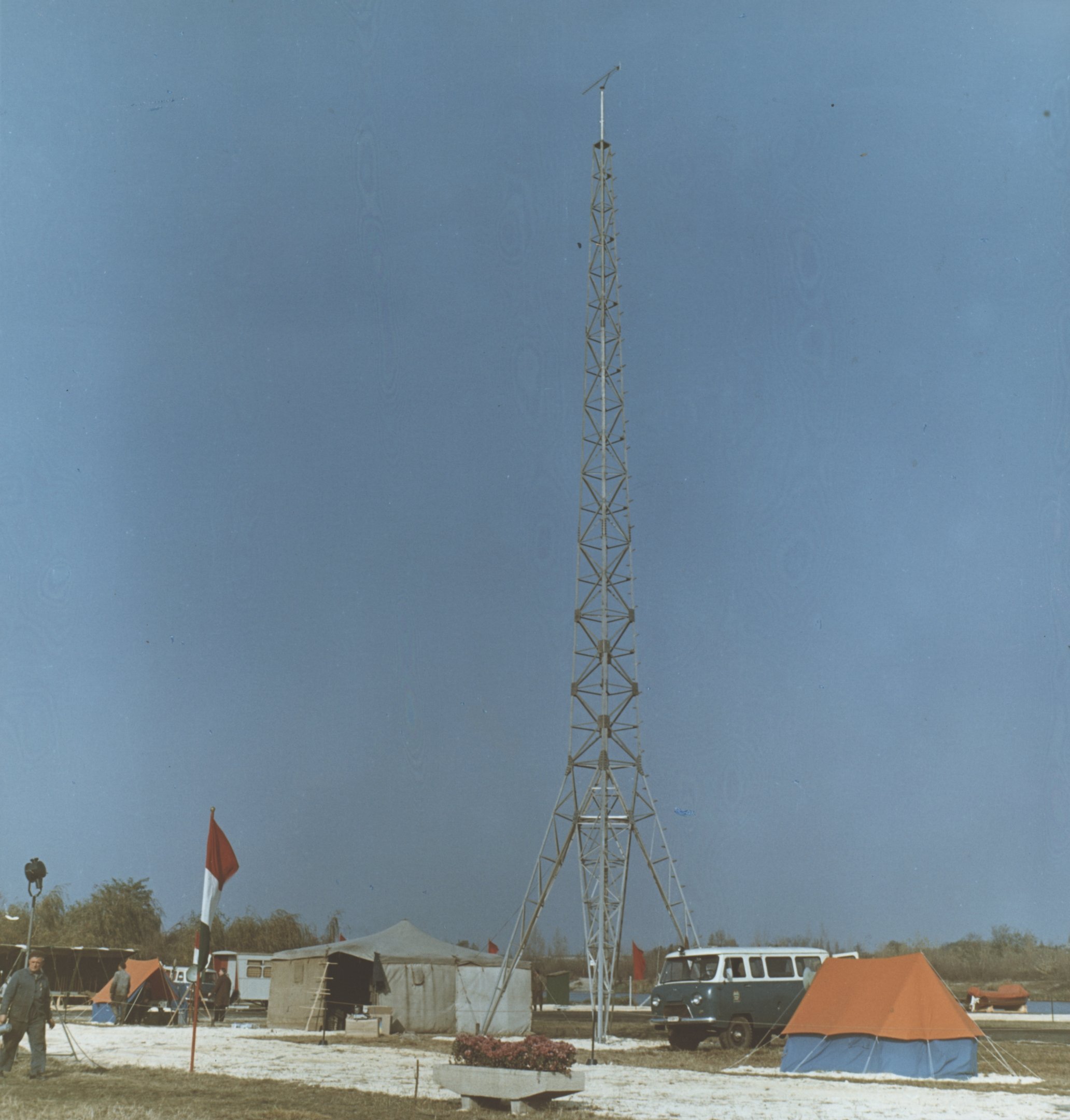 Gyorsan telepíthető BRG gyártmányú URH antenna (Magyar Környezetvédelmi és Vízügyi Múzeum - Duna Múzeum CC BY-NC-SA)