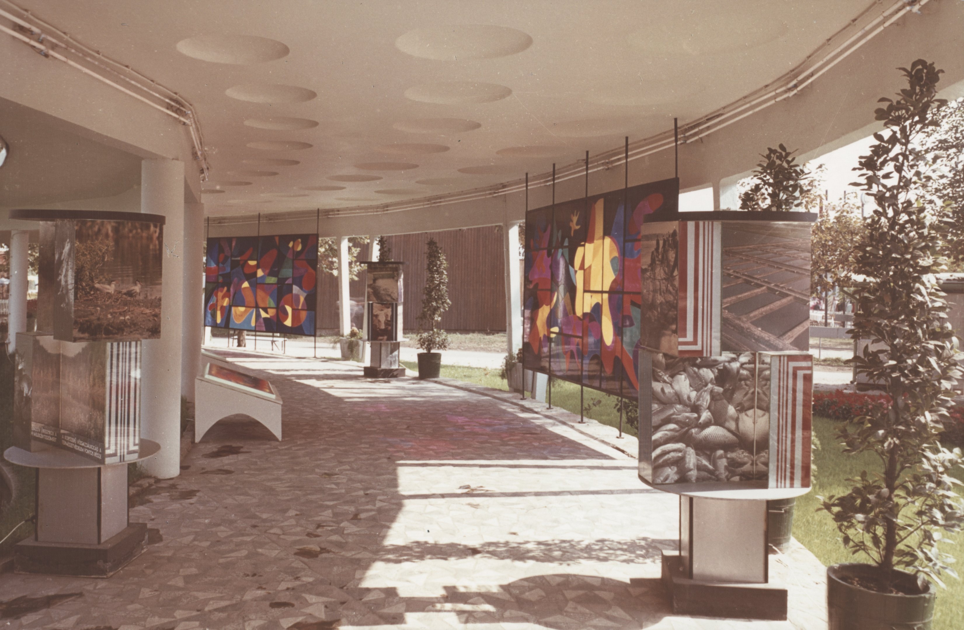 A pavilon fedett folyosója (Magyar Környezetvédelmi és Vízügyi Múzeum - Duna Múzeum CC BY-NC-SA)