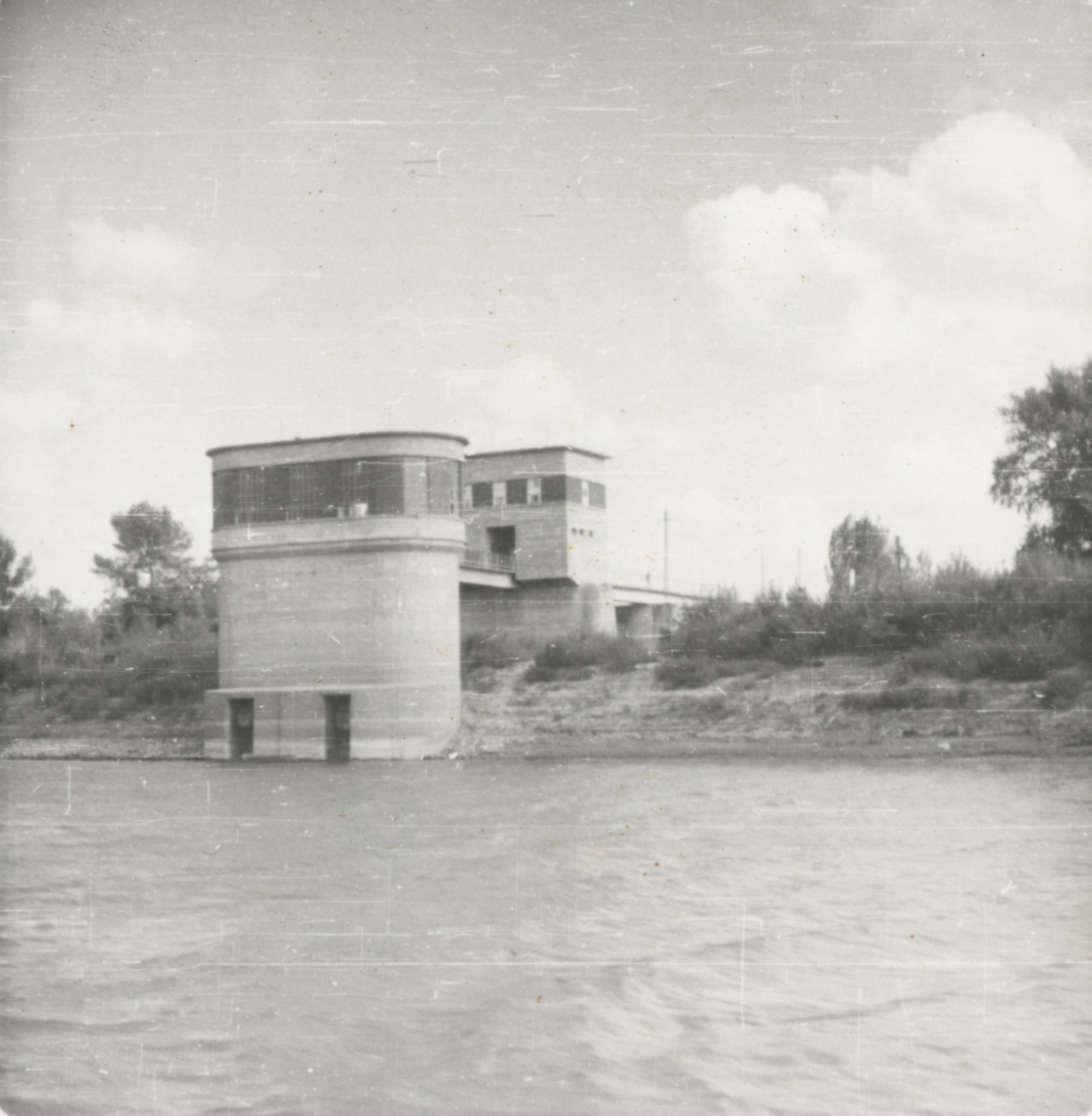 A lúdvári szivattyútelep turbinaháza és transzformátor-telepe a vízről (Magyar Környezetvédelmi és Vízügyi Múzeum - Duna Múzeum CC BY-NC-SA)