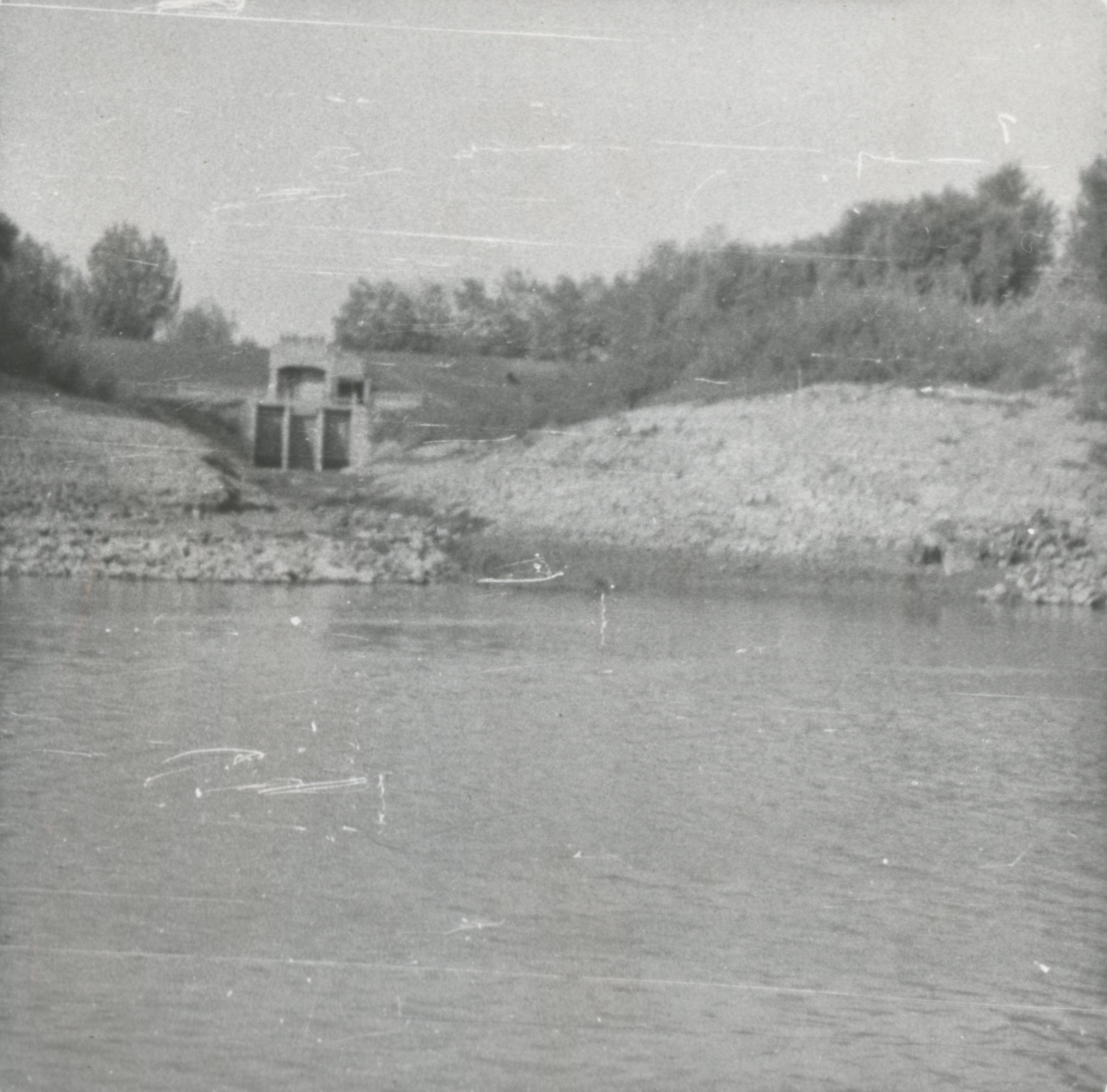 Algyői főcsatorna zsilipe a hullámtéri csatornával (Magyar Környezetvédelmi és Vízügyi Múzeum - Duna Múzeum CC BY-NC-SA)