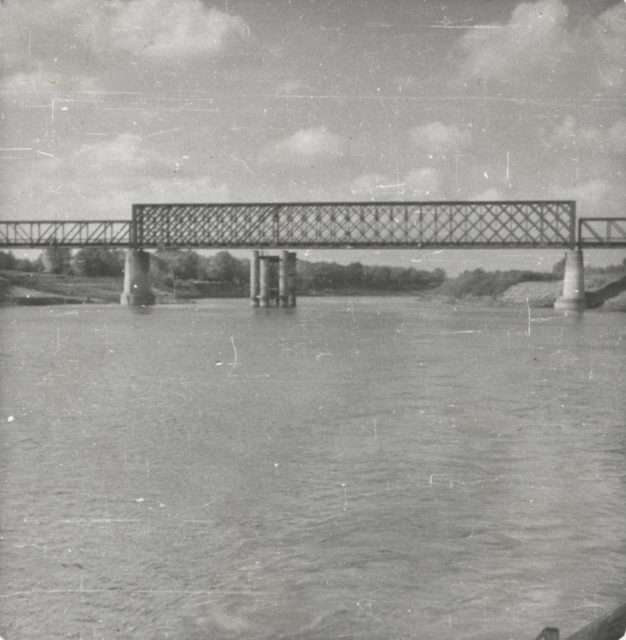 Az algyői vasúti híd - A hajózóútban a híd átépítése alkalmával elhelyezett pillérköteg (Magyar Környezetvédelmi és Vízügyi Múzeum - Duna Múzeum CC BY-NC-SA)