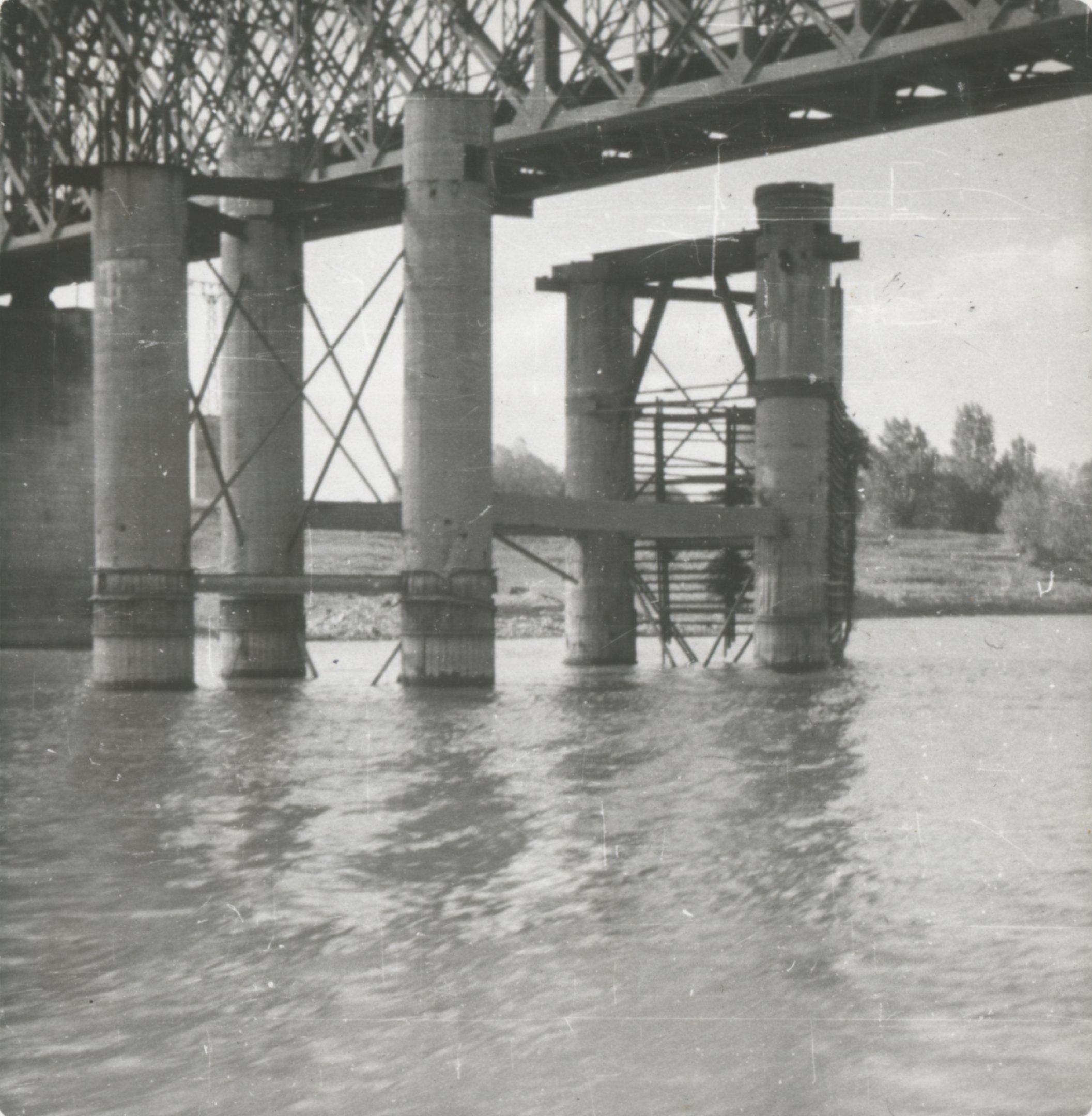 Az algyői híd alatti pillérköteg közelről (Magyar Környezetvédelmi és Vízügyi Múzeum - Duna Múzeum CC BY-NC-SA)