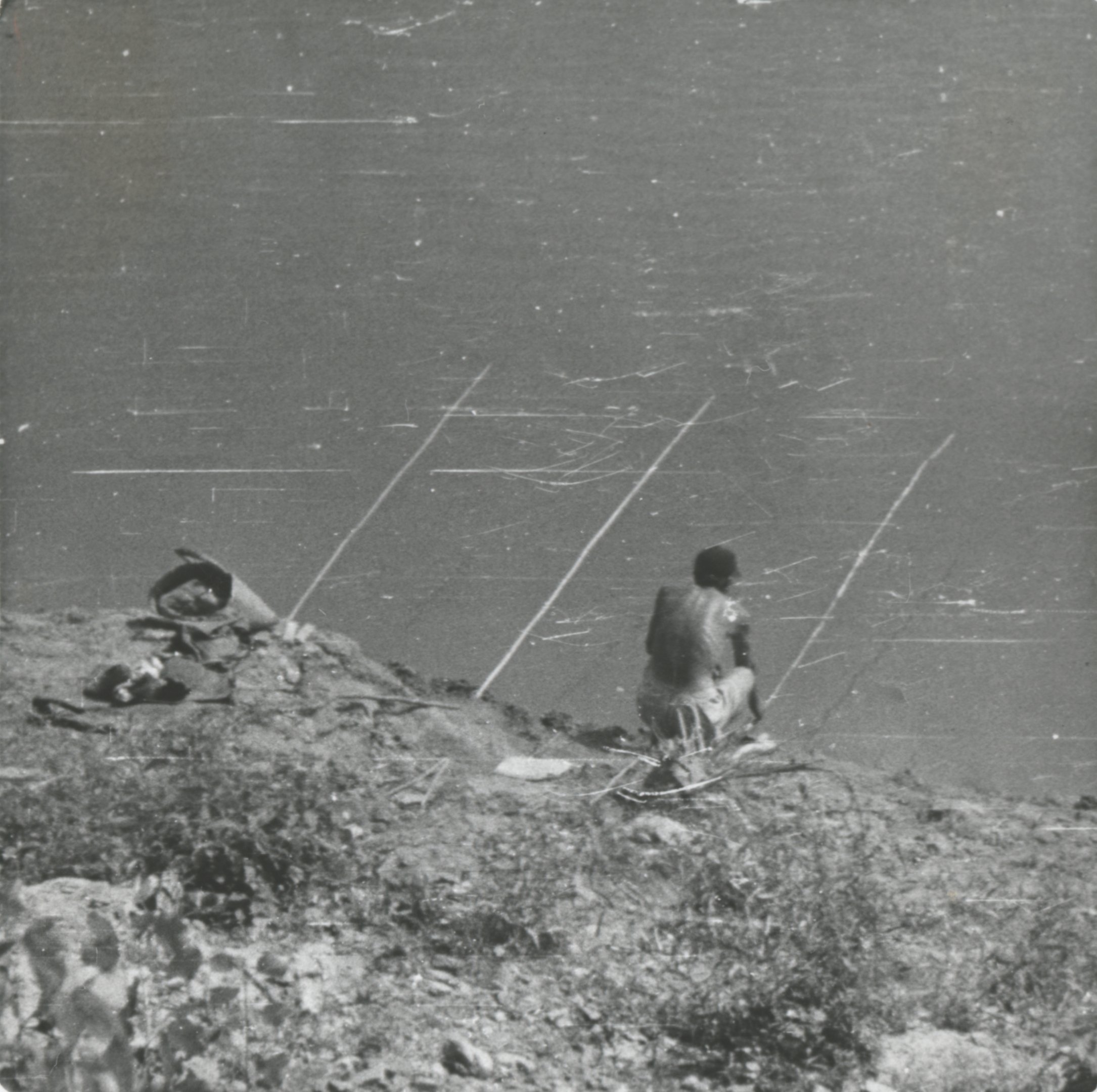 Feszült figyelemmel lesi a horgász, lesz-e vacsorára való (Magyar Környezetvédelmi és Vízügyi Múzeum - Duna Múzeum CC BY-NC-SA)