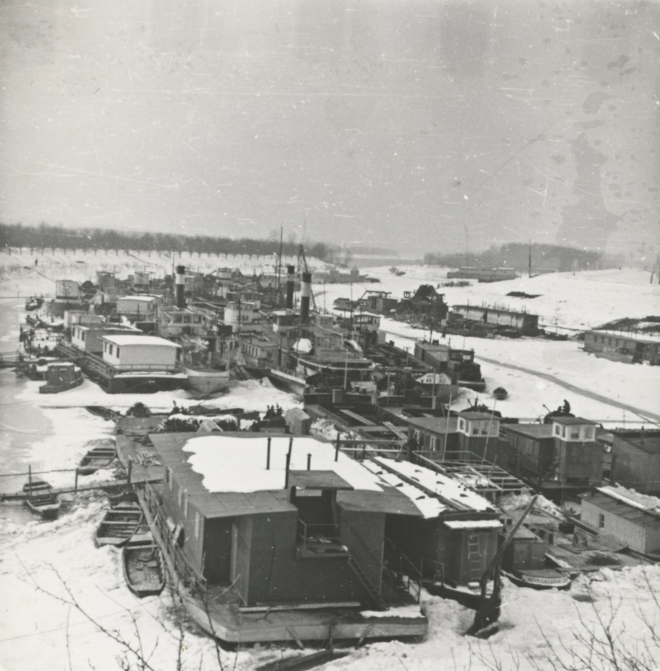Téli hajómenhely teljes üzemben 1955 telén (Magyar Környezetvédelmi és Vízügyi Múzeum - Duna Múzeum CC BY-NC-SA)