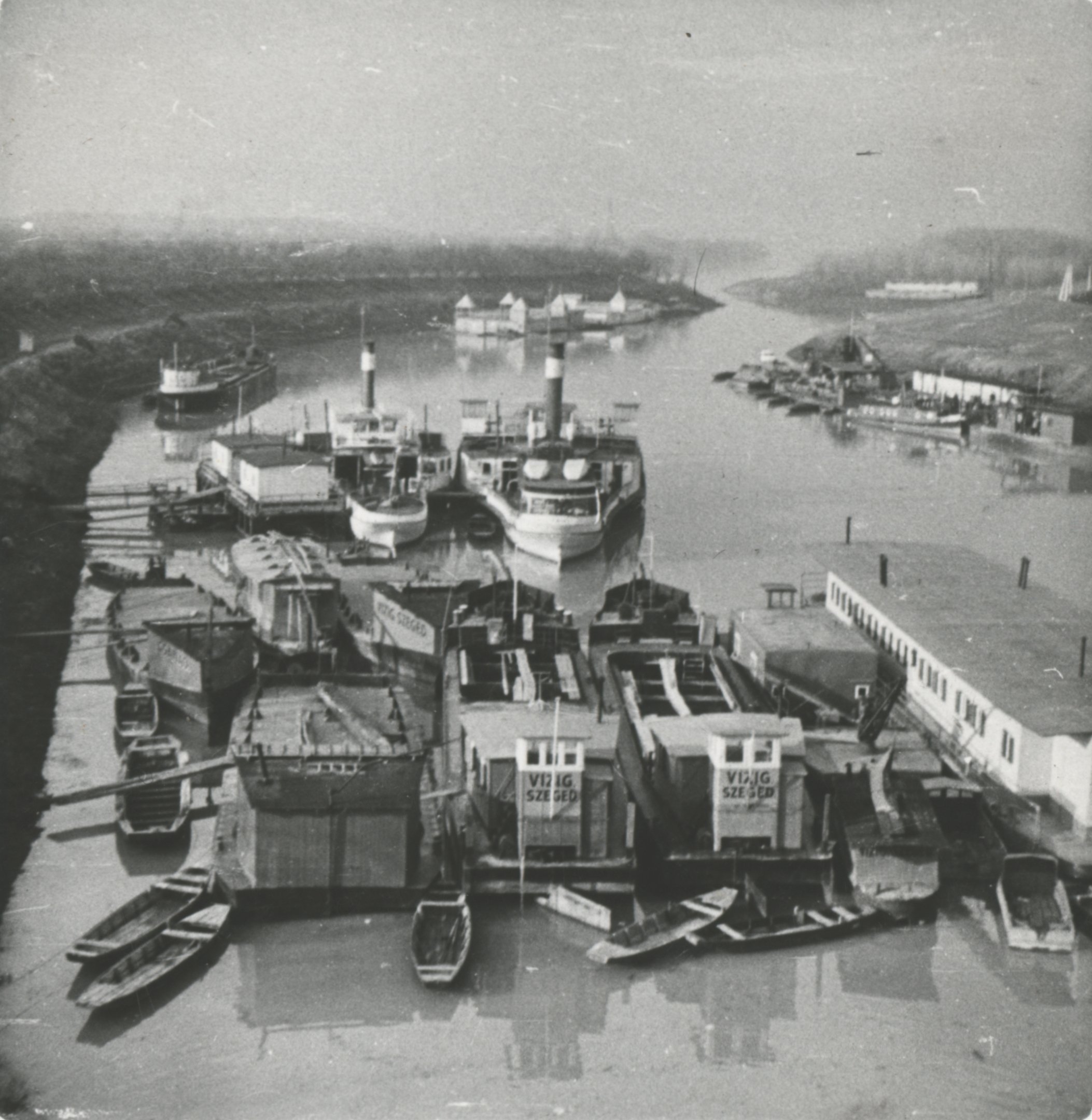 Téli hajómenhely teljes üzemben 1956 telén (Magyar Környezetvédelmi és Vízügyi Múzeum - Duna Múzeum CC BY-NC-SA)