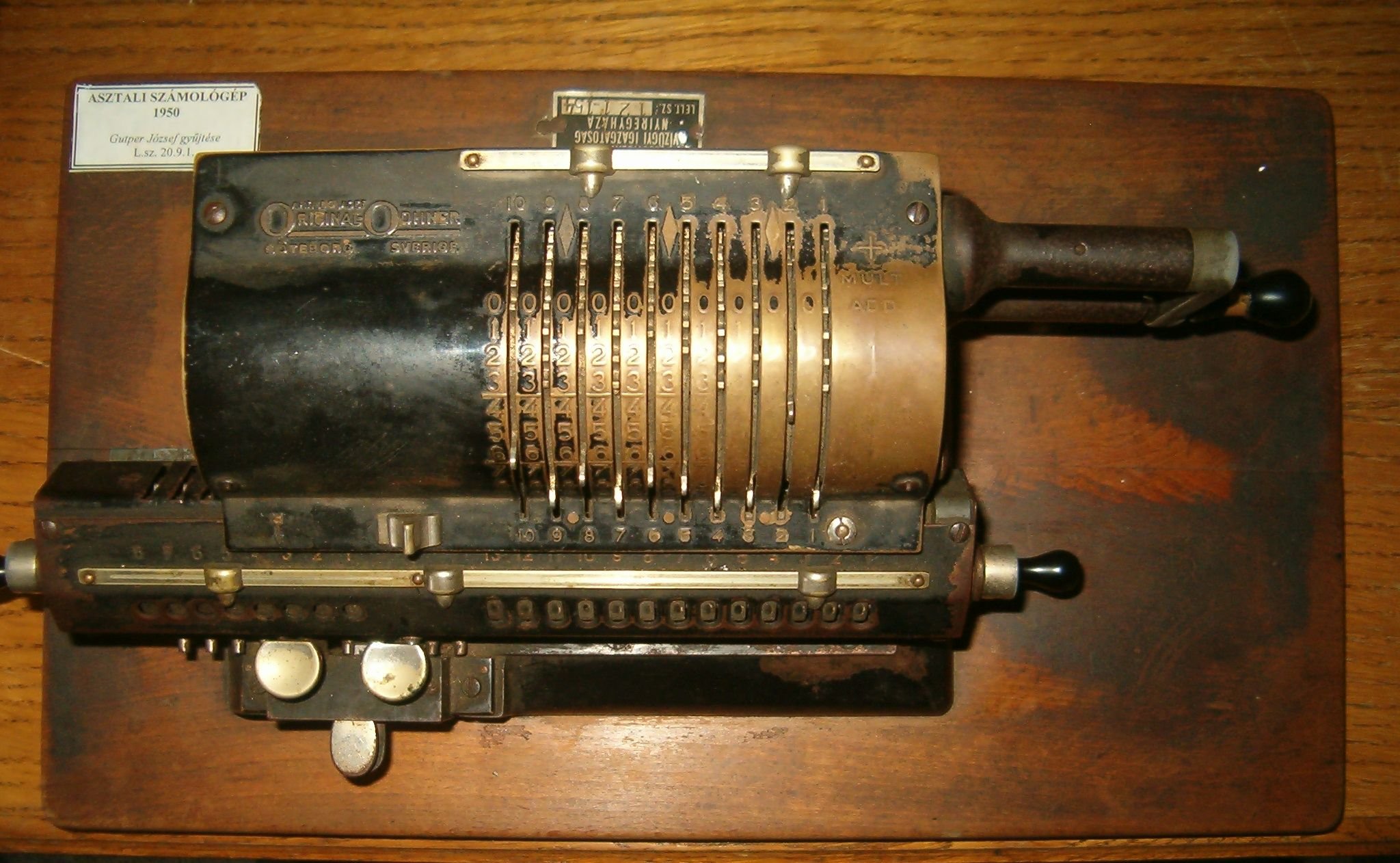 Original Odhner Mechanikus asztali számológép (Magyar Környezetvédelmi és Vízügyi Múzeum - Duna Múzeum CC BY-NC-SA)