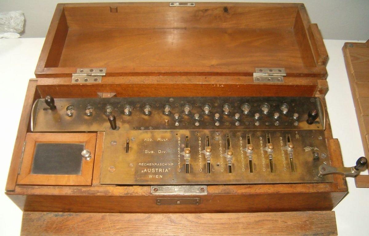 Mechanikus asztali számológép (Magyar Környezetvédelmi és Vízügyi Múzeum - Duna Múzeum CC BY-NC-SA)