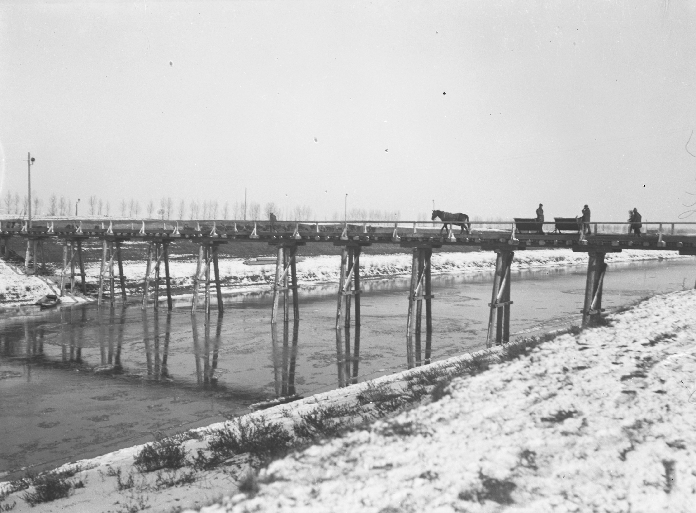 Munkahíd. Háttérben anyagkitermelés a jobbparti depóniából, 1936. december 4. (Magyar Környezetvédelmi és Vízügyi Múzeum - Duna Múzeum CC BY-NC-SA)