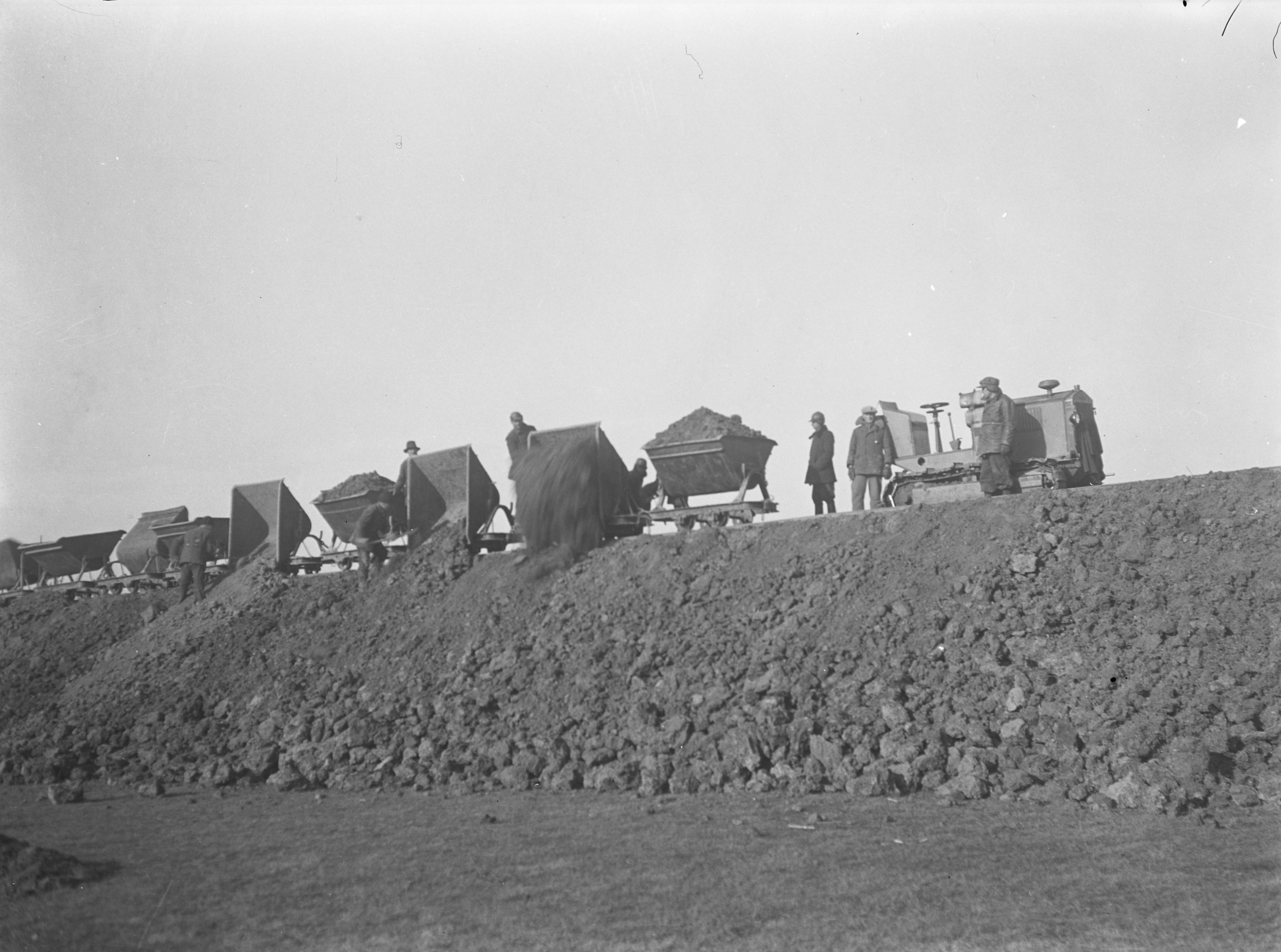 Depóniaépítés traktorvontatású csillékkel, csilleürítés, 1937. január 8. (Magyar Környezetvédelmi és Vízügyi Múzeum - Duna Múzeum CC BY-NC-SA)