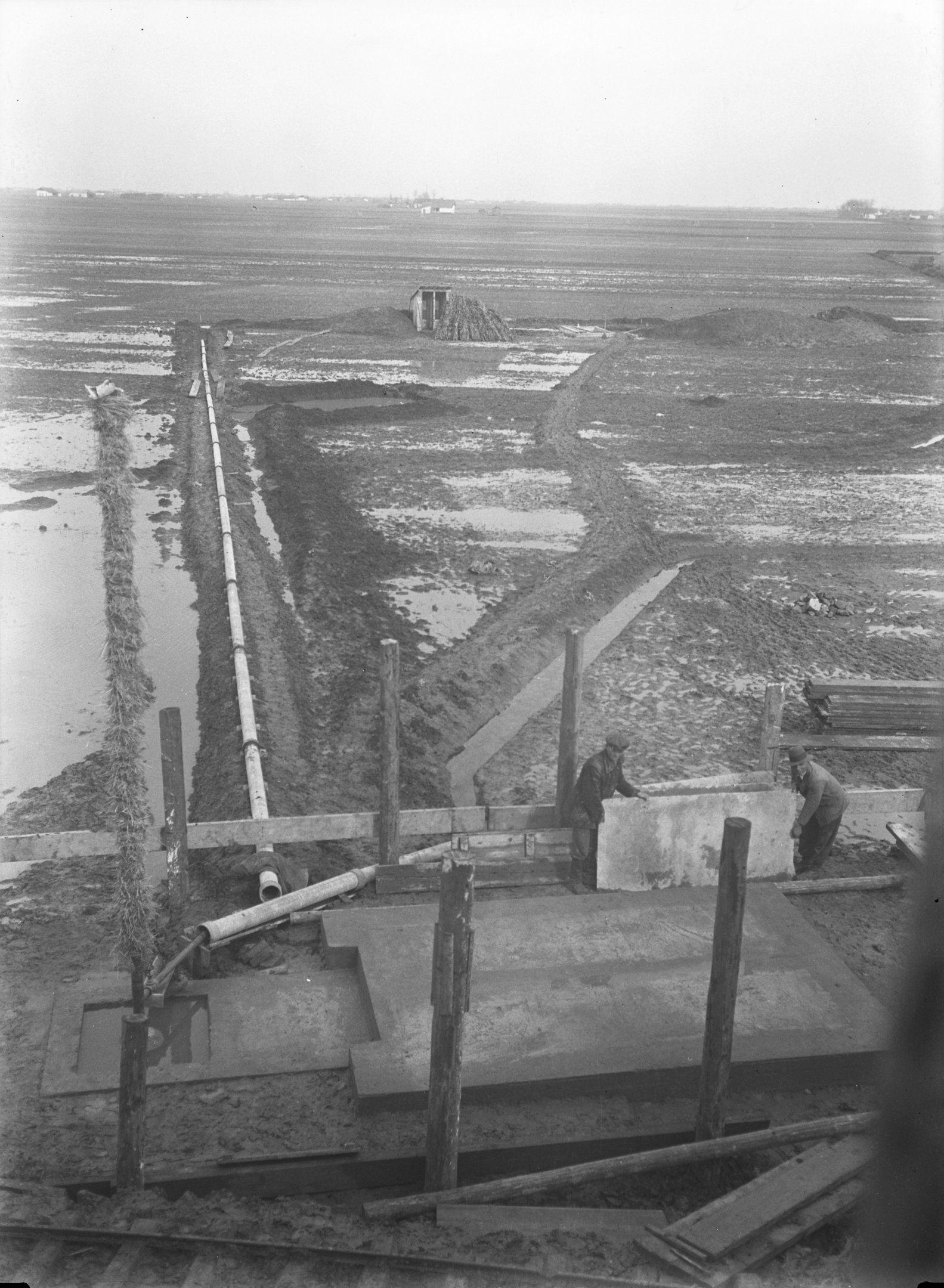 Artézi kút szolgálati medence alapozása (túlfolyó, csővonal), 1937. március 9. (Magyar Környezetvédelmi és Vízügyi Múzeum - Duna Múzeum CC BY-NC-SA)
