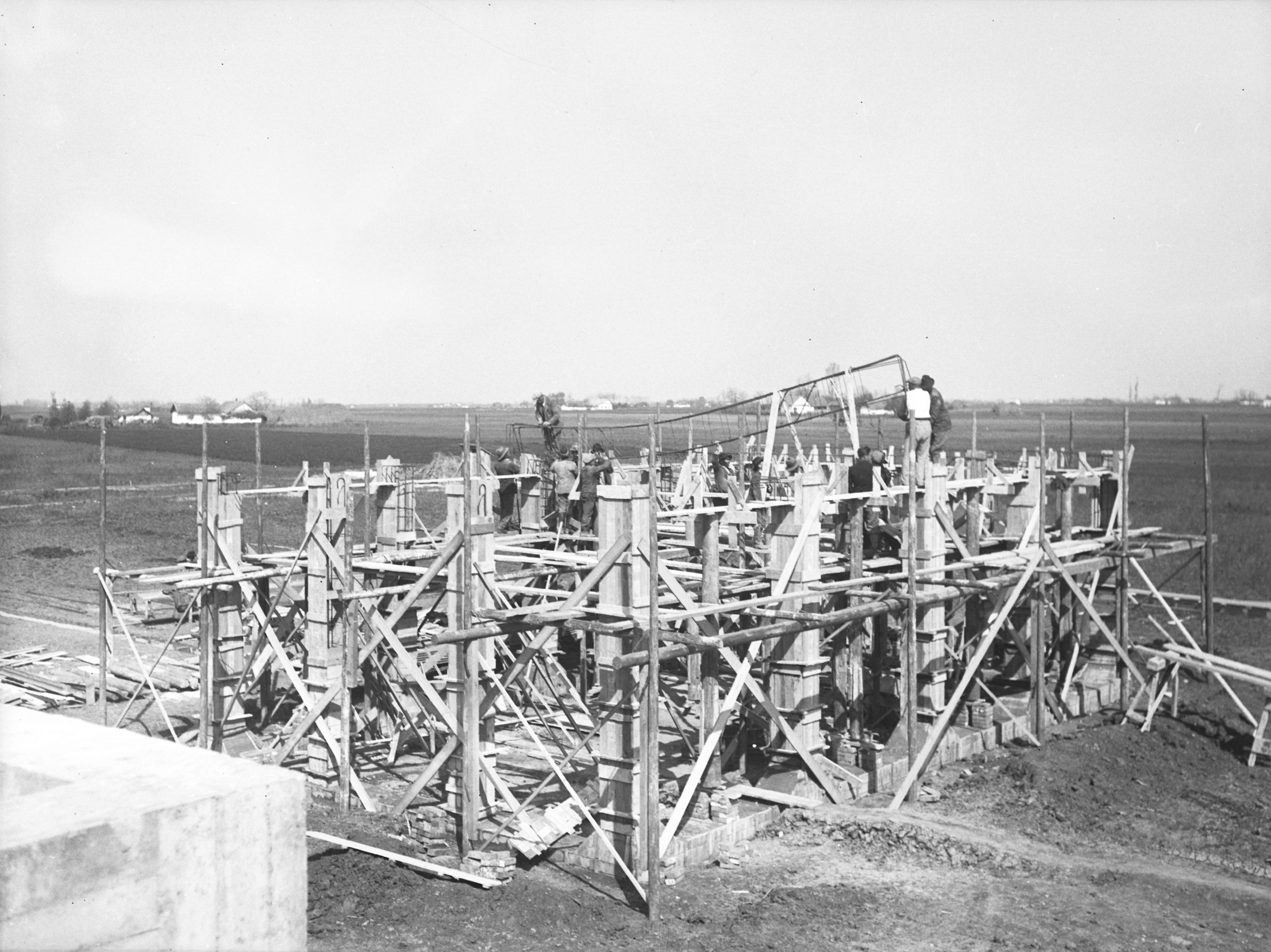 Raktárépület vasbeton alapozásának vasszerelése, 1937. április 27. (Magyar Környezetvédelmi és Vízügyi Múzeum - Duna Múzeum CC BY-NC-SA)