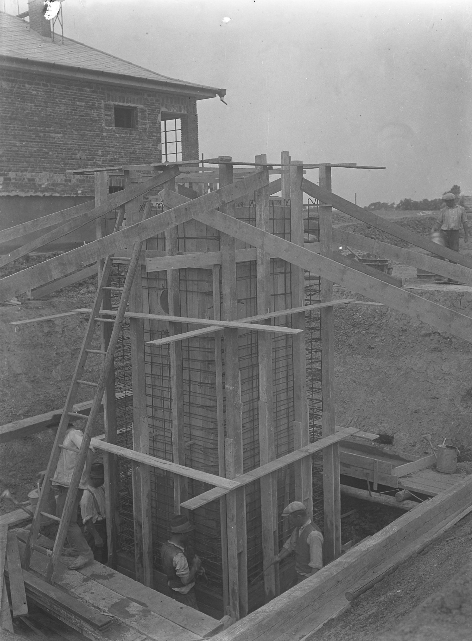 Szennyvízderítő medence vasszerelése és betonozása, 1937. május 20. (Magyar Környezetvédelmi és Vízügyi Múzeum - Duna Múzeum CC BY-NC-SA)