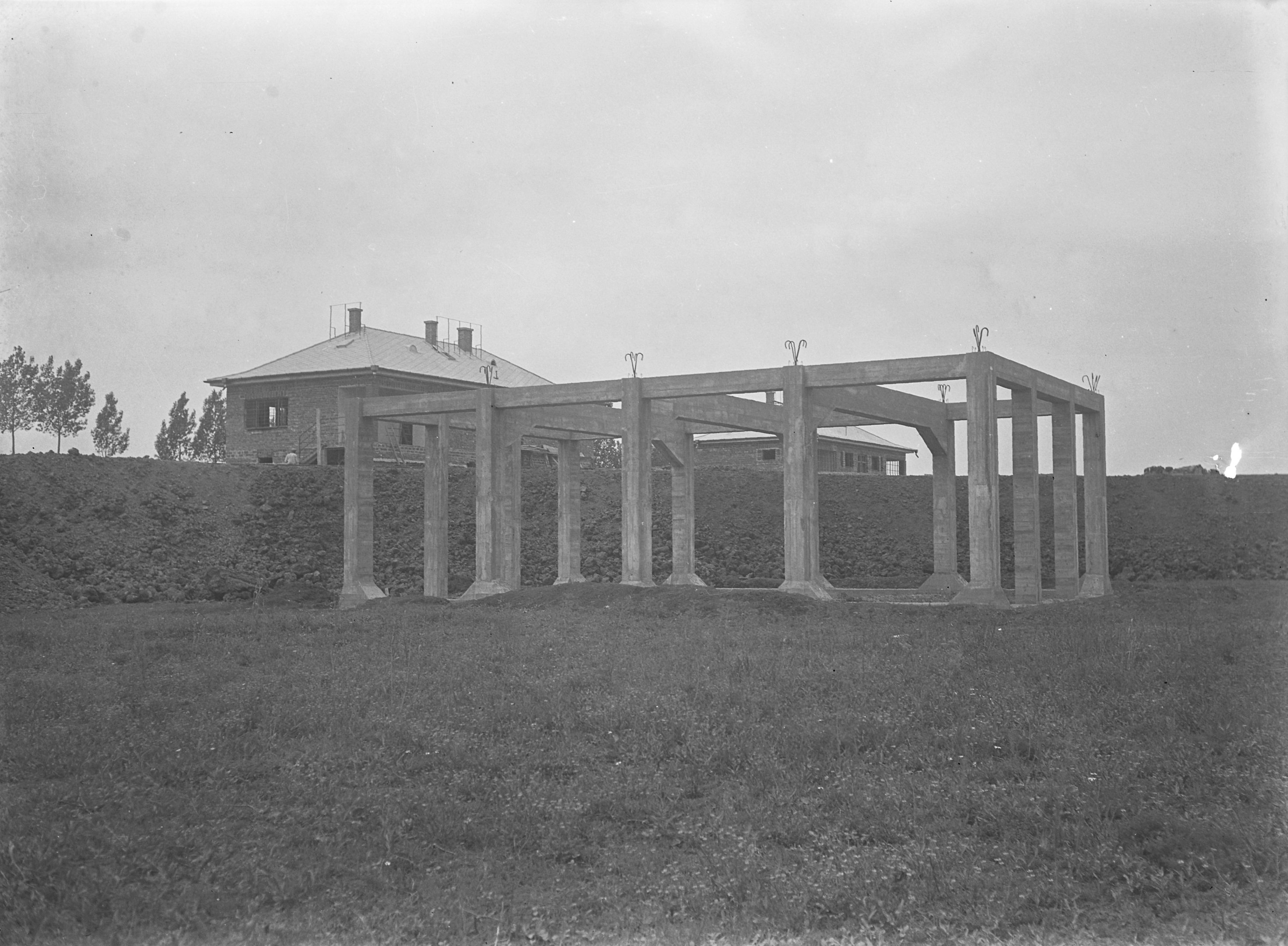 Raktárépület kizsaluzott vasbeton alapzata, 1937. május 20. (Magyar Környezetvédelmi és Vízügyi Múzeum - Duna Múzeum CC BY-NC-SA)