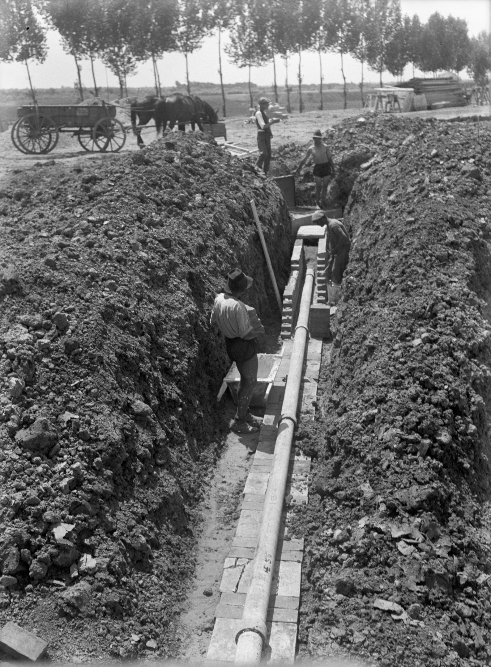 A szennyvízcsatorna beépítése, 1937. június 18. (Magyar Környezetvédelmi és Vízügyi Múzeum - Duna Múzeum CC BY-NC-SA)