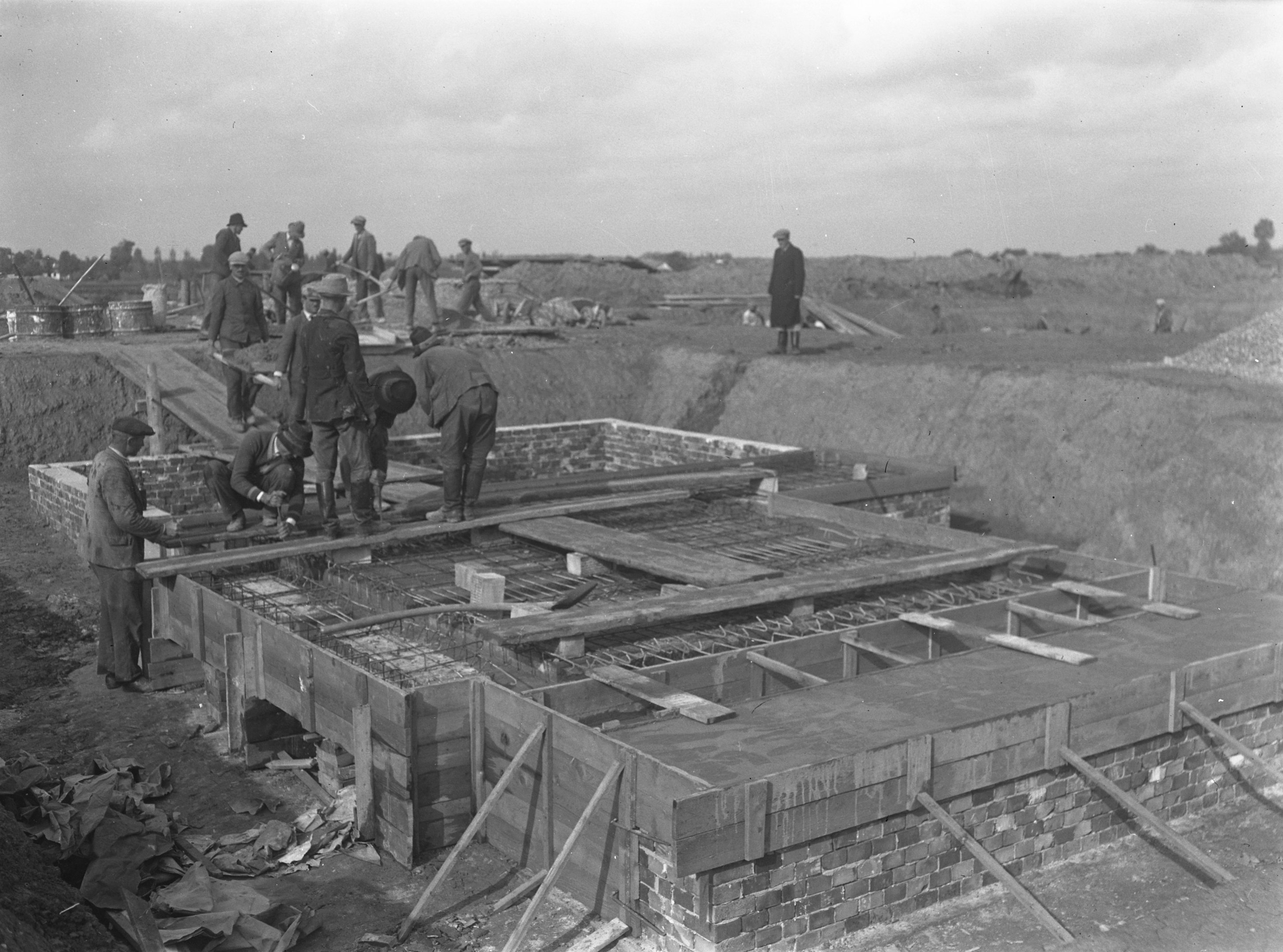 Transzformátorház vasbeton padlólemezének vasszerelése és betonozása, 1937. október (Magyar Környezetvédelmi és Vízügyi Múzeum - Duna Múzeum CC BY-NC-SA)